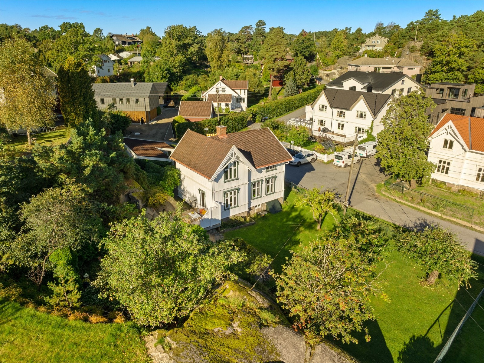 Fra luften kan man se hvordan tomten utnytter det naturlige terrenget inntil berget. Galleribilde