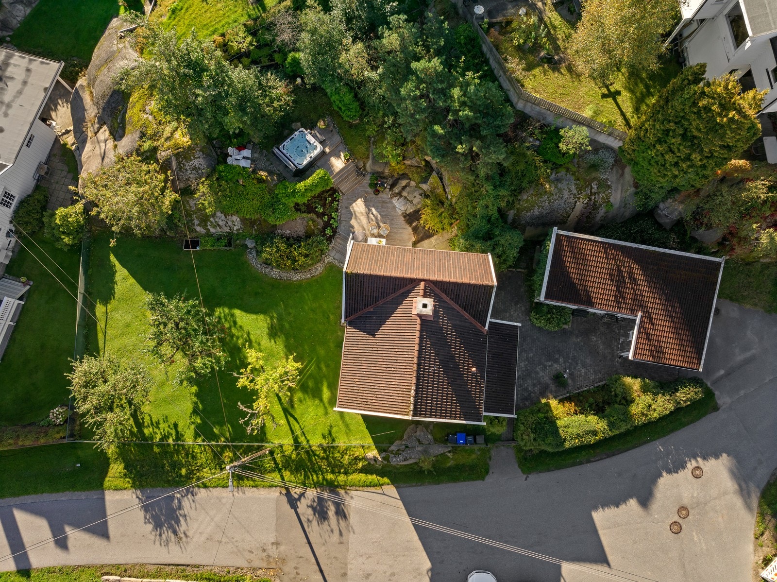 Eiendommen inkluderer også et velholdt garasjebygg med bod, hobbyrom og pent opparbeidet hage. Galleribilde