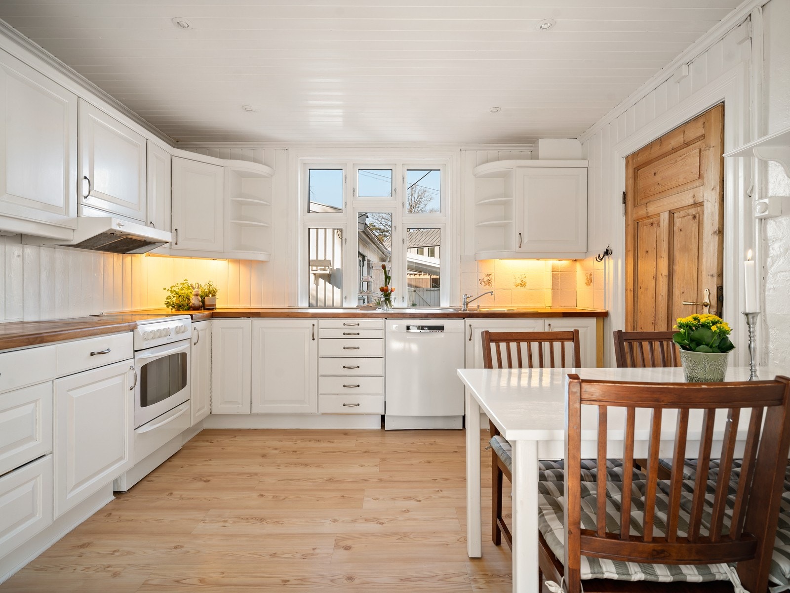 Kjøkkenet er i eget rom like ved spisestuedelen. Dette er et romslig og praktisk kjøkken. Galleribilde