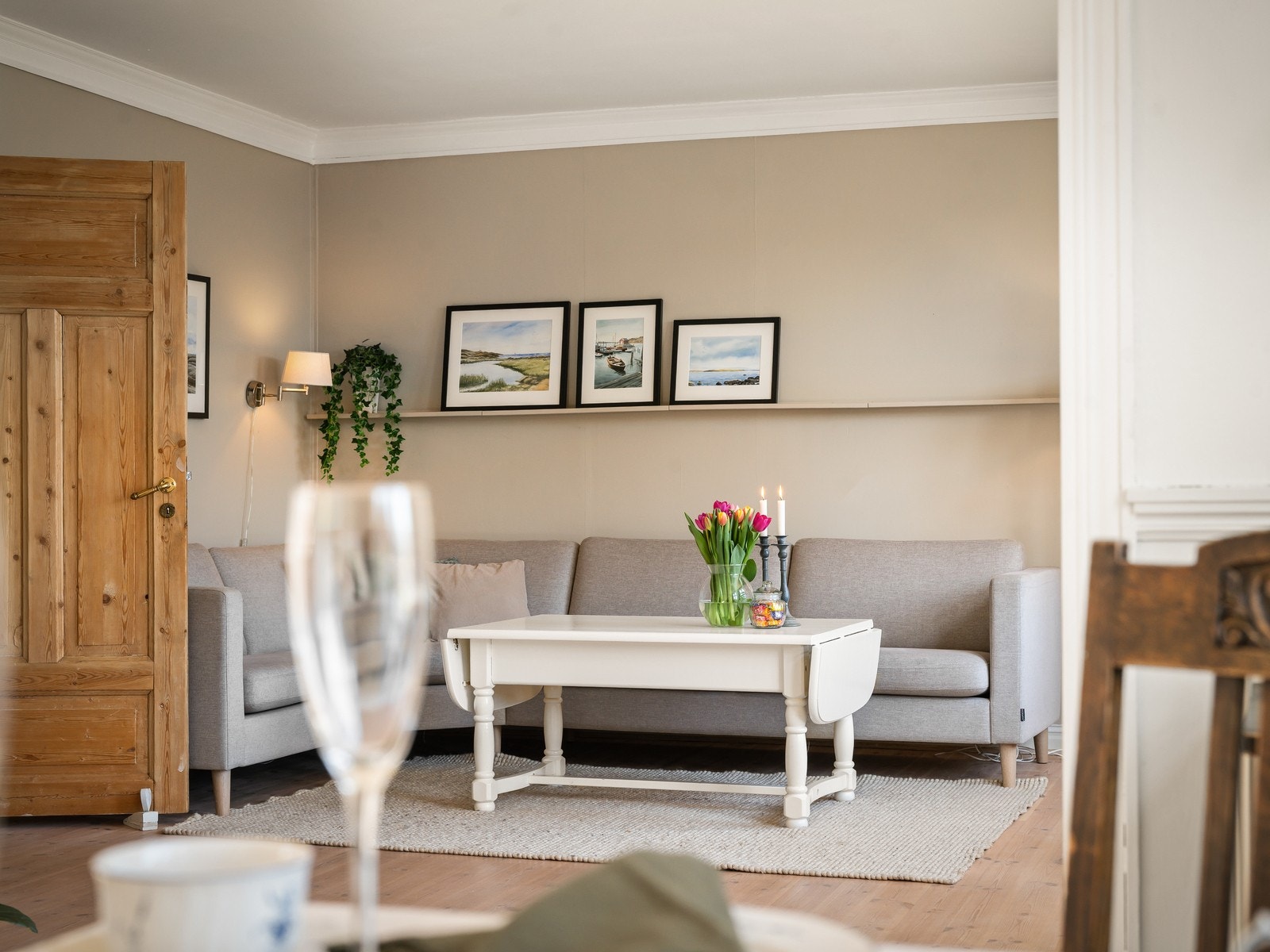 Slette vegger og tregulv gir stuen et klassisk og tidløst preg. Originale dører og listverk. Galleribilde