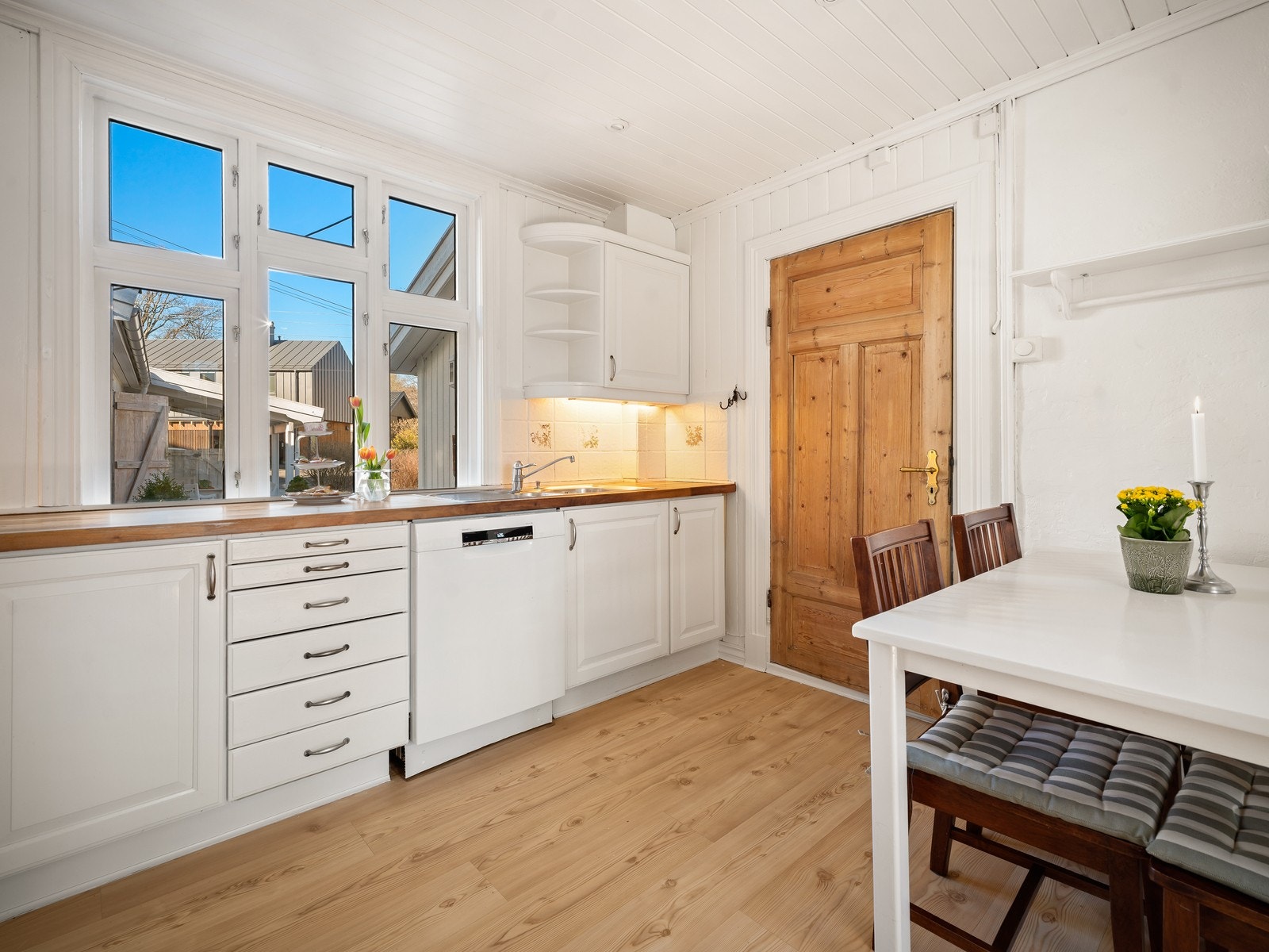 Kjøkkeninnredningen har profilerte fronter. Det er godt med skap- og benkeplass. Galleribilde