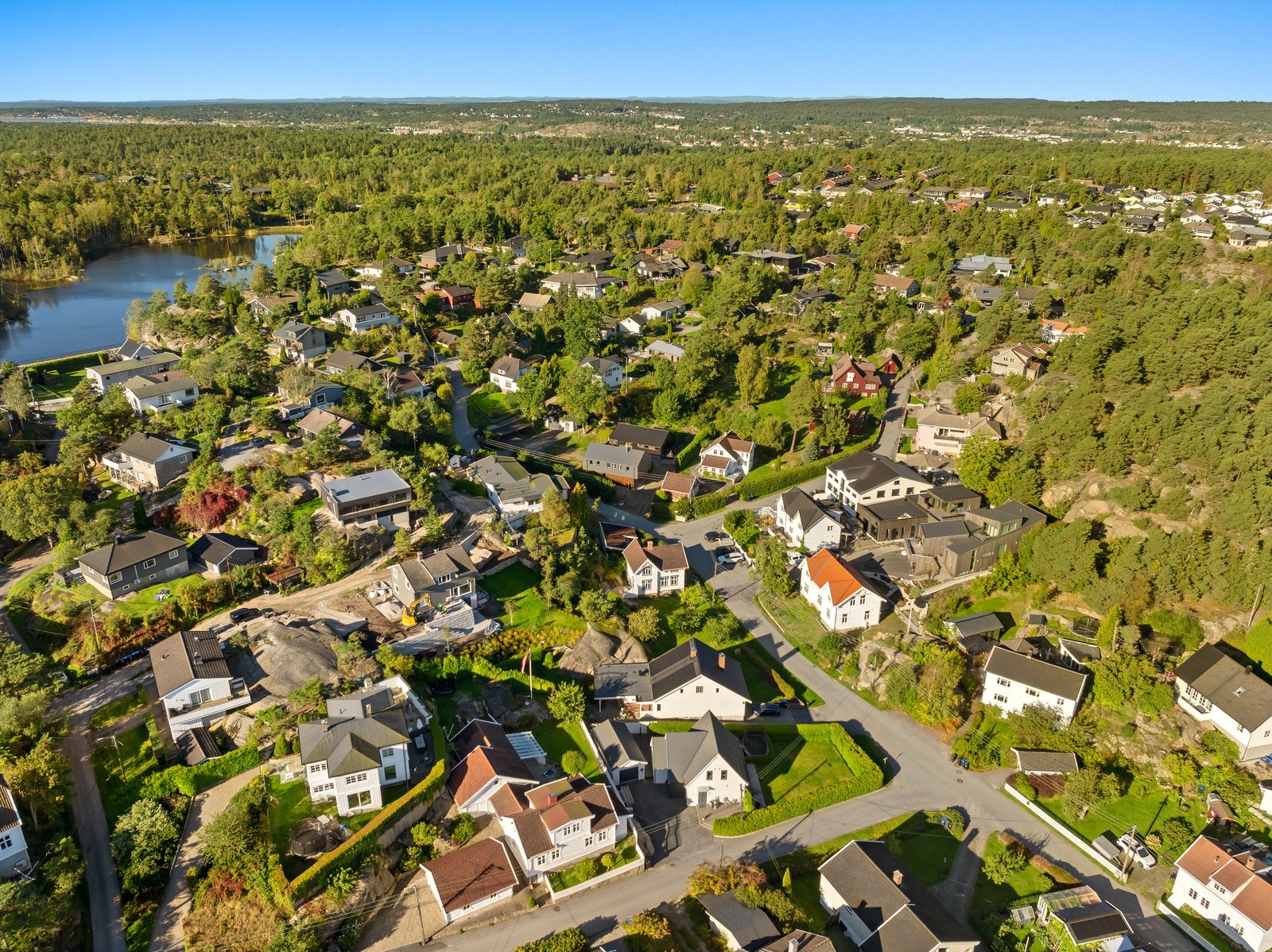 Tomten har variert terreng med både plen og fjell. Galleribilde