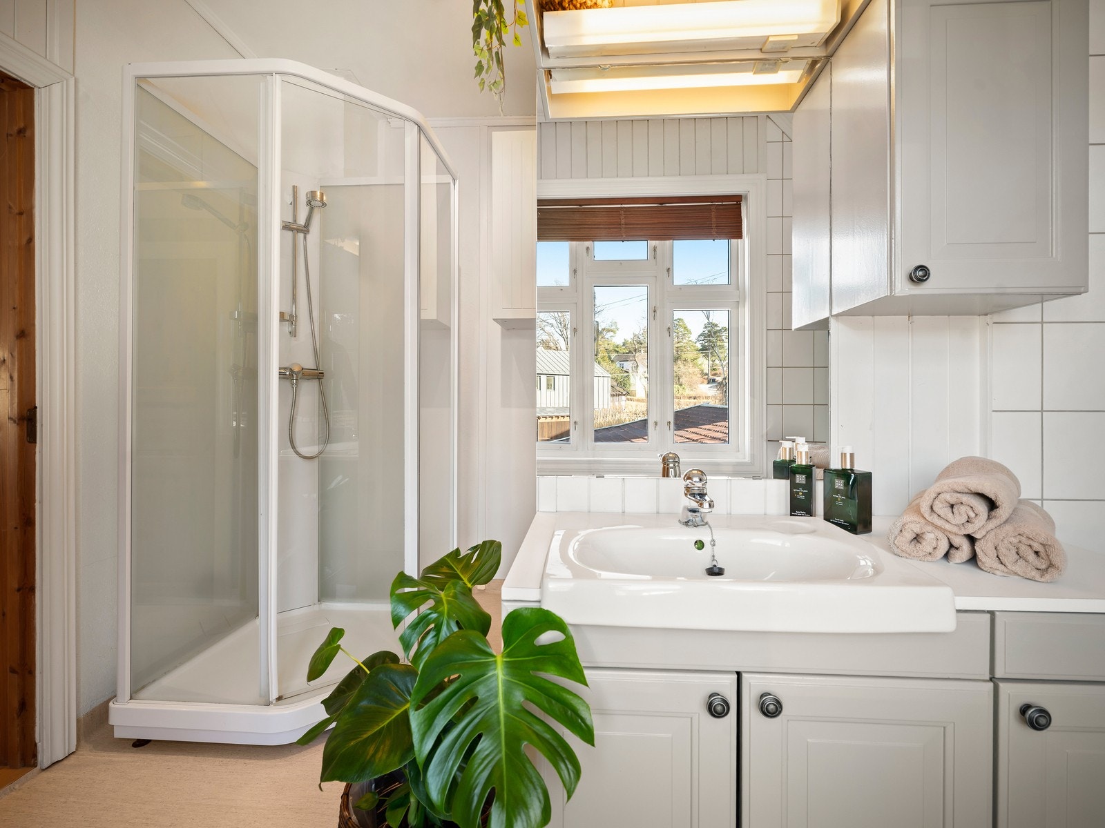 Det er både dusjkabinett og badekar. Galleribilde