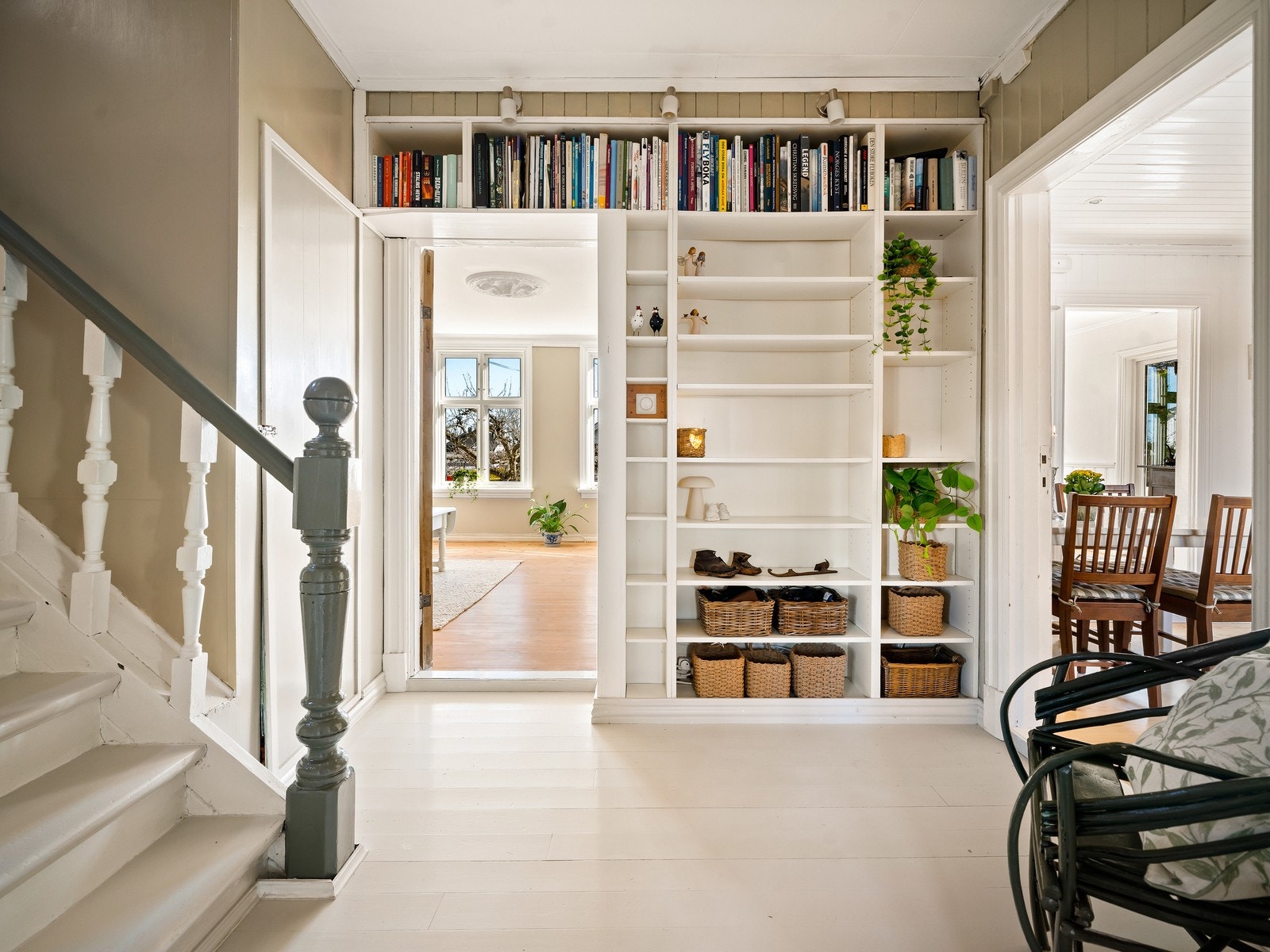 Videre kommer man inn hallen. Her er det innfelte hyller og skap som gir gode oppbevaringsmuligheter i rommet. Orginal trapp til 2 etasje med vakkert rekkverk. Galleribilde