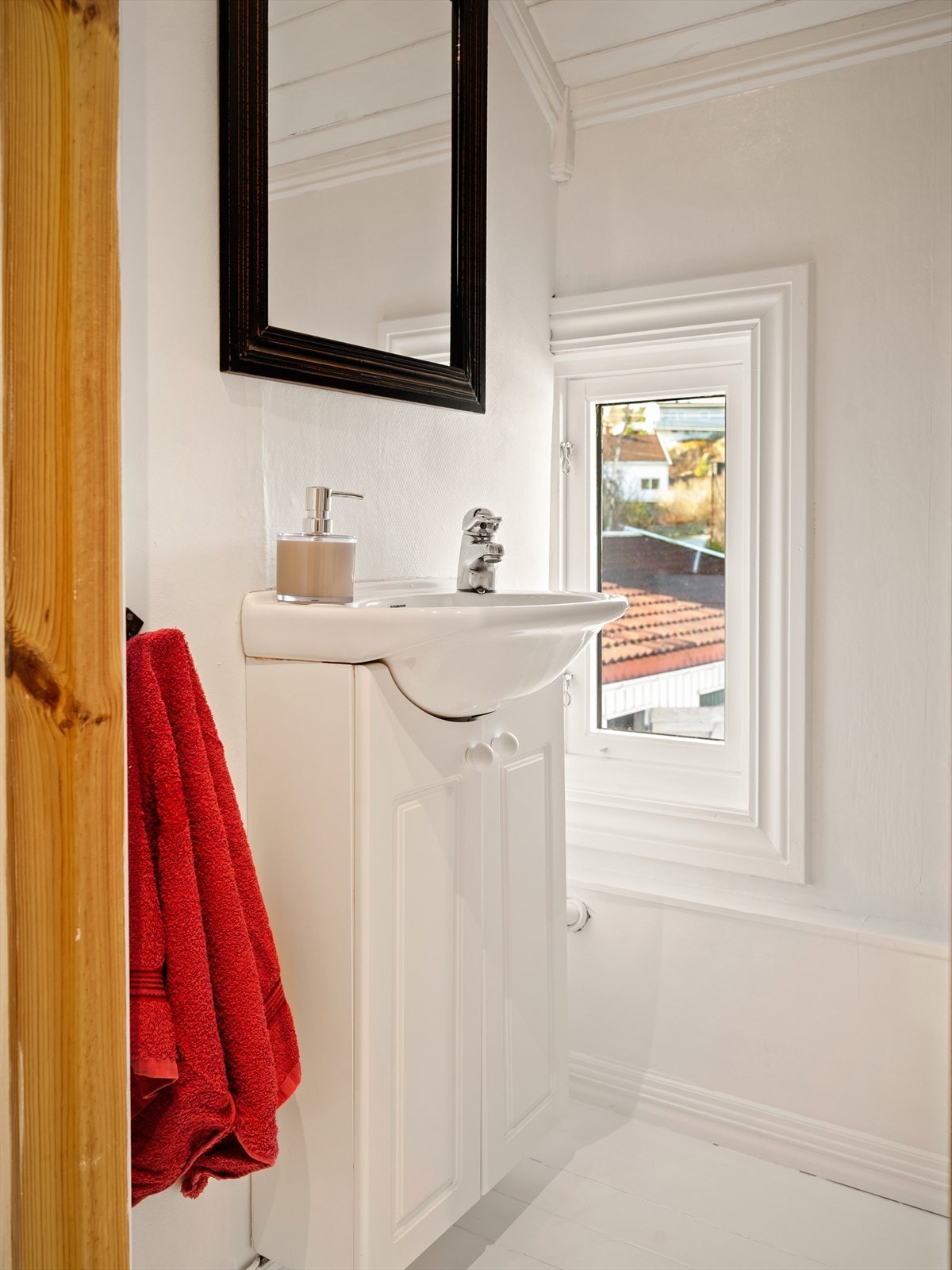 Toalettrommet har servant med underskap. Galleribilde