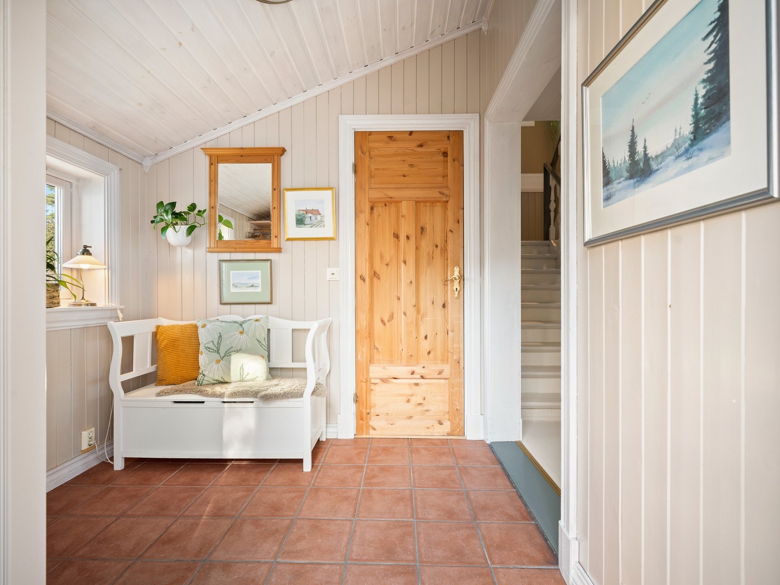 Flislagt gulv med varmekabel, gir et praktisk og slitesterkt underlag. Her er det plass til kommodeløsning og skoskap om ønskelig. Galleribilde