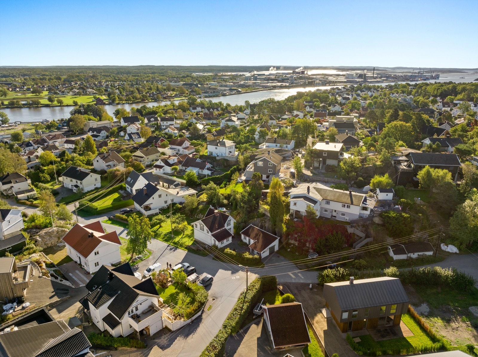 Området rundt boligen er preget av rolige gater og etablert eneboligbebyggelse. Galleribilde