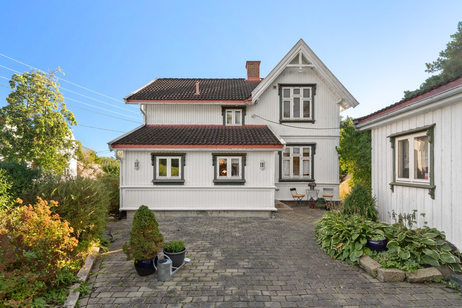 Boligen fra 1904, ble tilbygget i 1997. Det er gårdsplass med belegningsten. Galleribilde