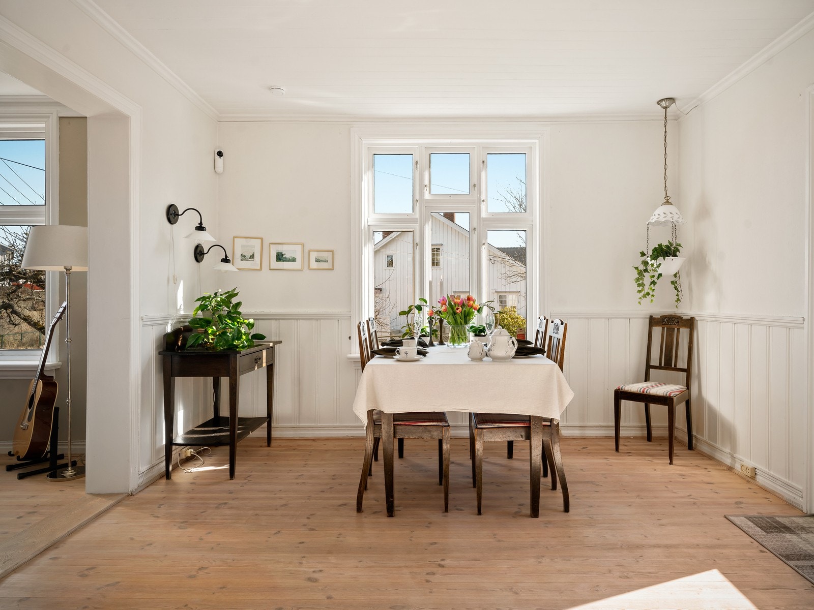 Spisestuen har også tregulv og fine vinduer som gir rikelig med naturlig lys. Rommet har brysningspanel og klassisk listverk. Her kan det dekkes til mange. Galleribilde