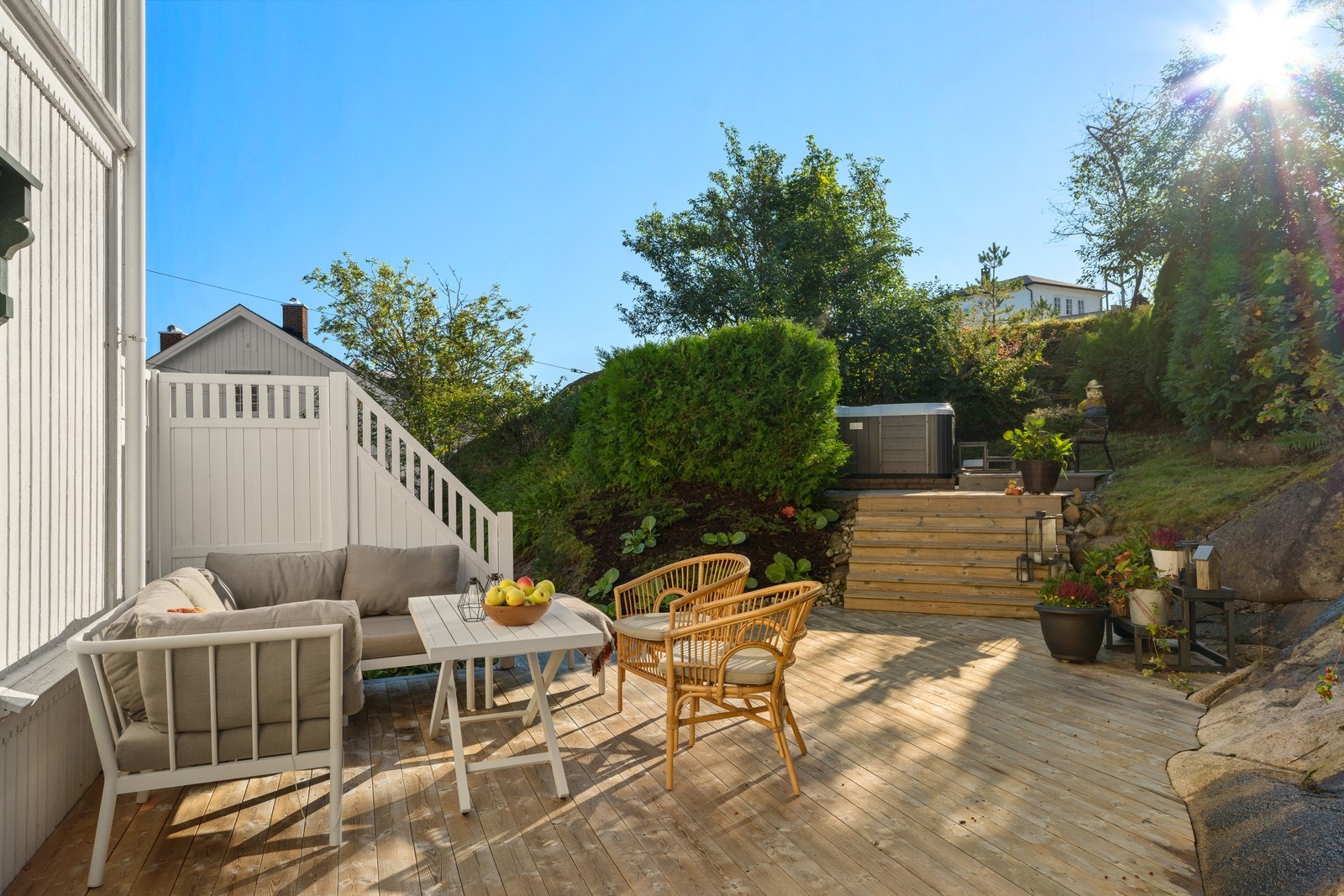 Her er en av flere fine sitteplasser rundt huset. Den solrike terrassen er skjermet. Galleribilde