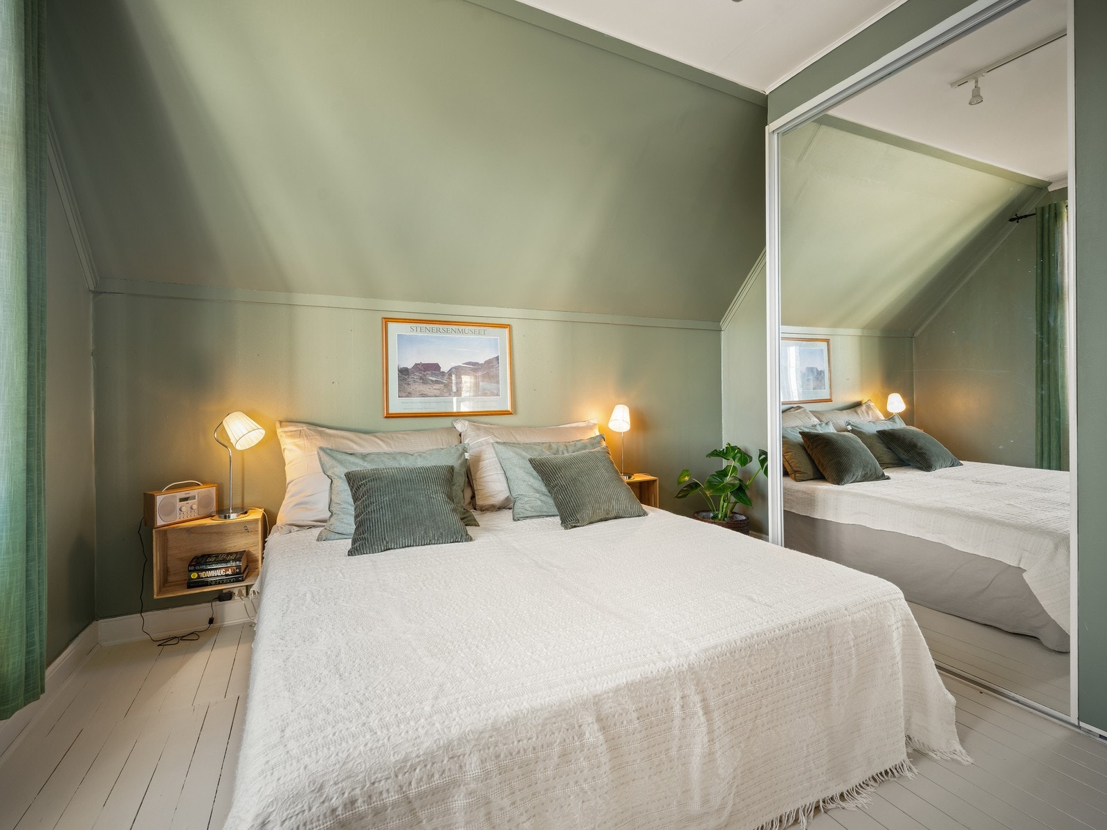 Skyvedørsgarderobe med speil gir både oppbevaring og romfølelse. Galleribilde