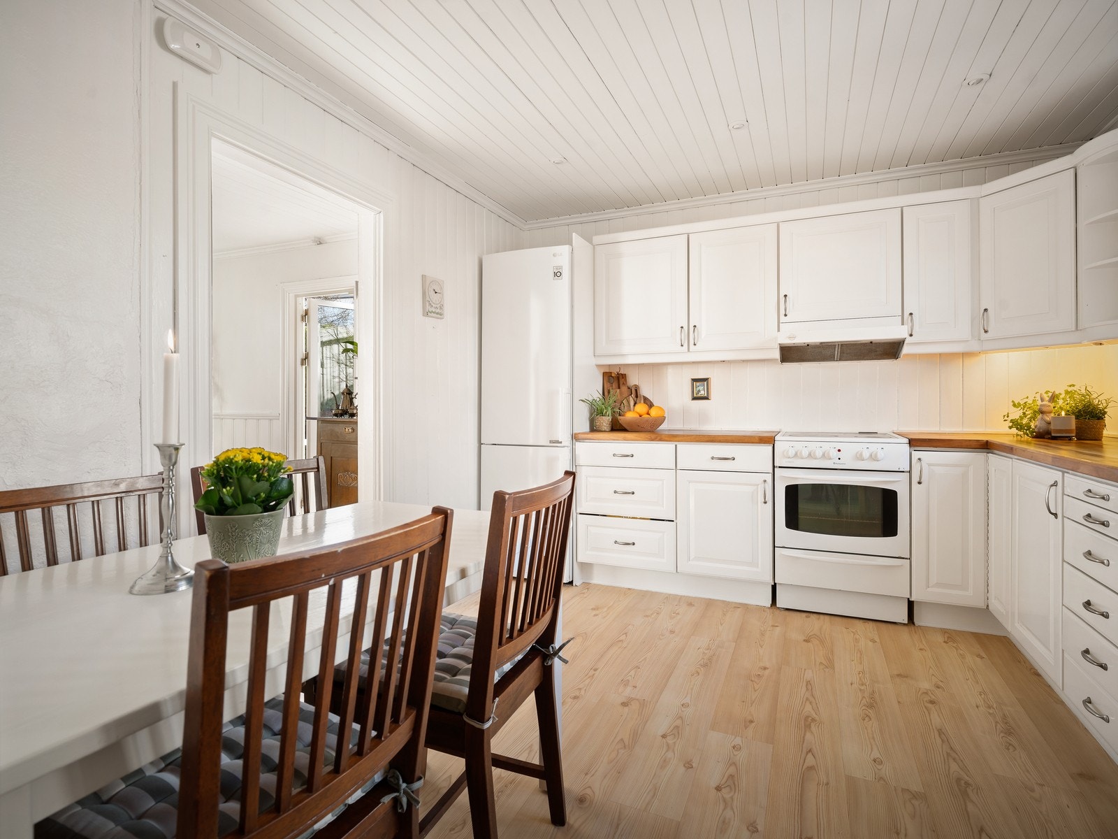 Benkeplater er av heltre. Det er plass til spisebord på kjøkkenet. Medfølgende komfyr, oppvaskmaskin og frys- kjøleskap. Galleribilde