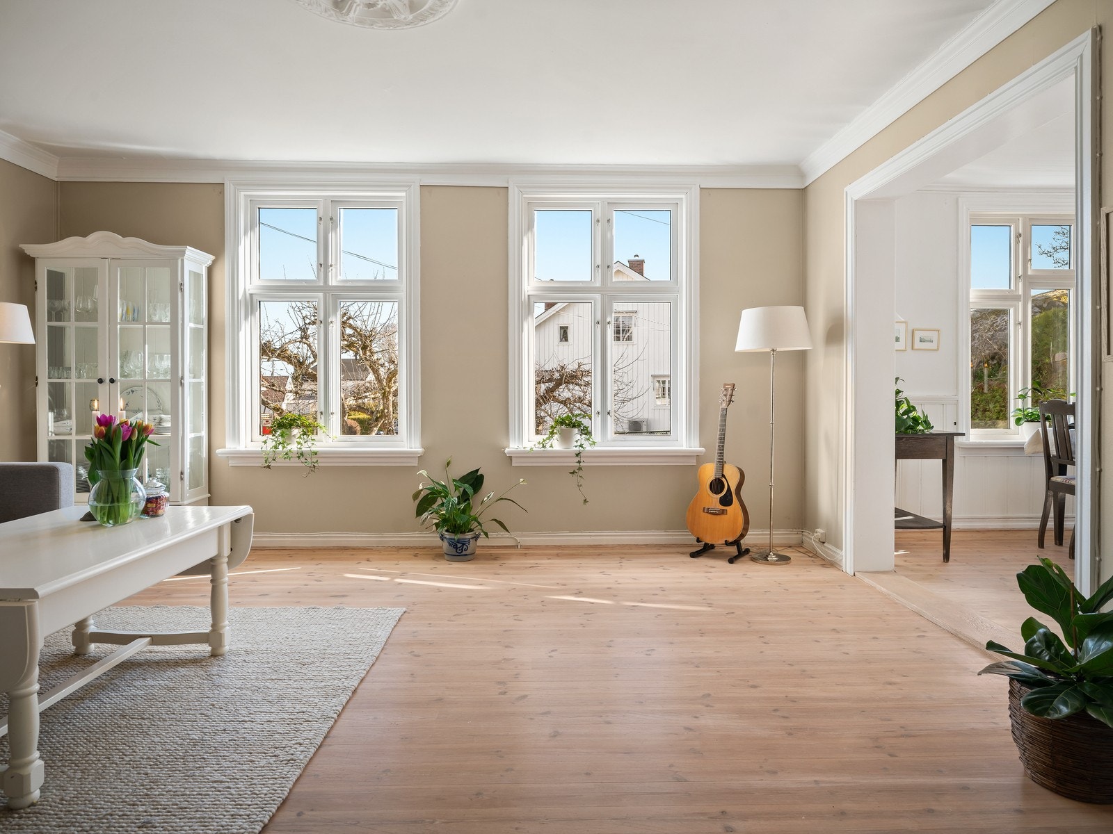 Det er to lyse stuer i boligen. Huset har store stilriktige vinduer i sveitserstil. Galleribilde