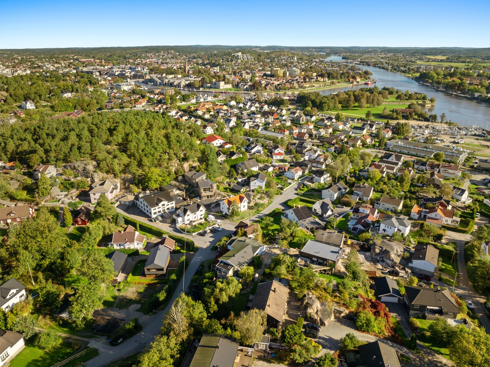 Eiendommen ligger i et område omkranset av grøntområder og nærhet til vannet. Galleribilde