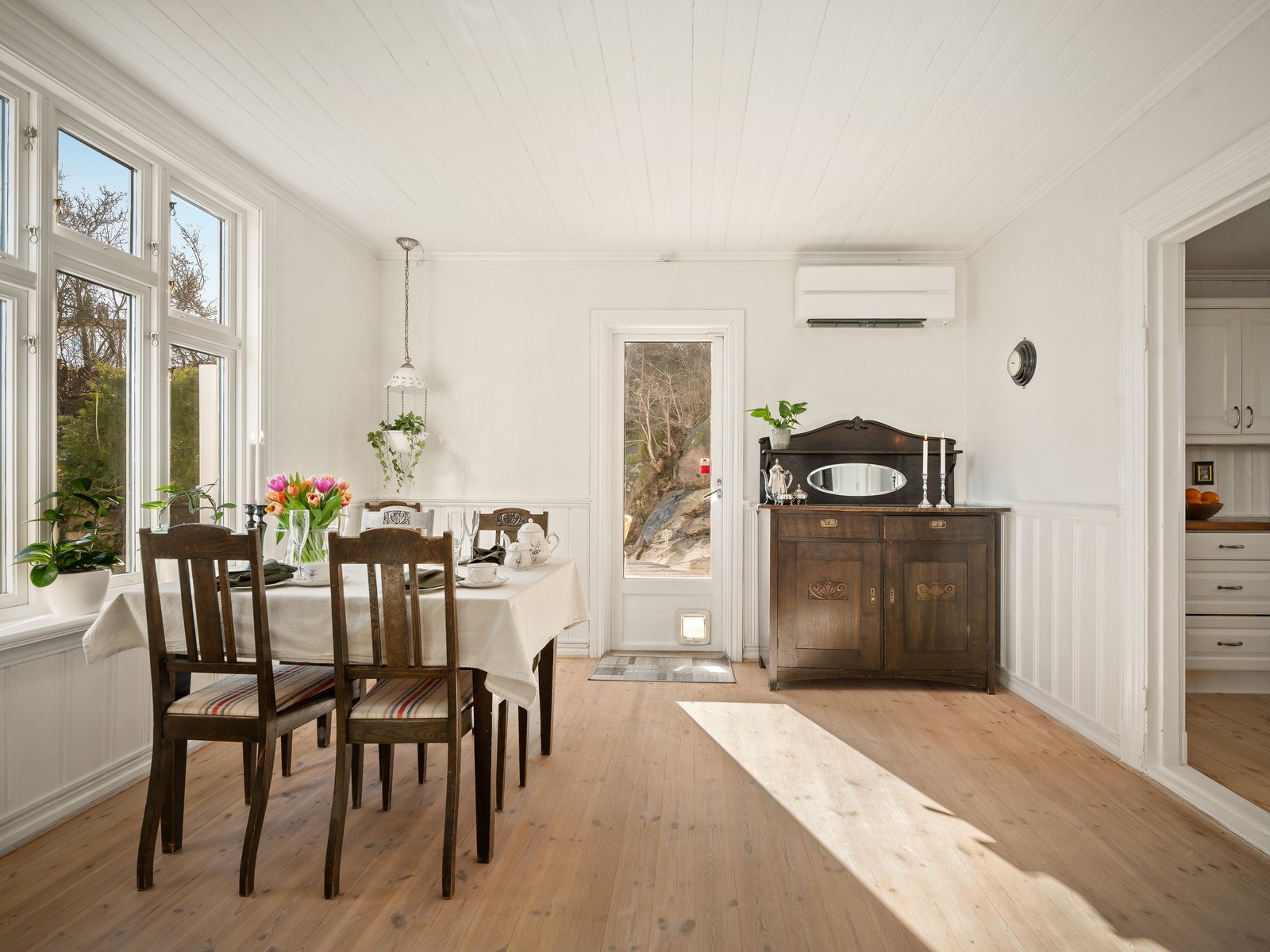 Fra spisestuen er det direkte utgang til uteområdet via en balkongdør. Nylig installert varmepumpe bidrar til lavere strømregning. Galleribilde