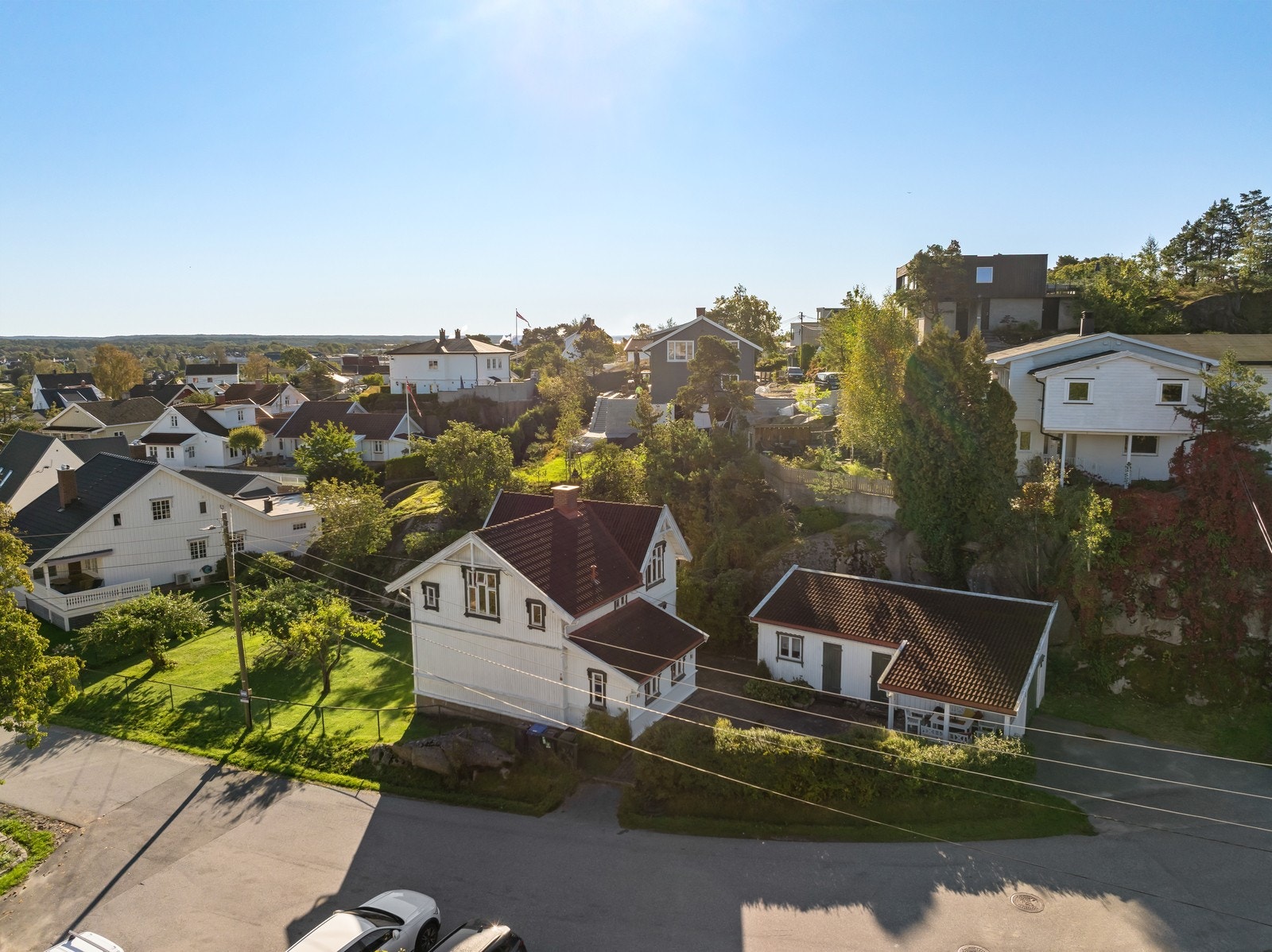 Eiendommen ligger i et etablert og rolig boligområde med kort avstand til sentrum. Galleribilde