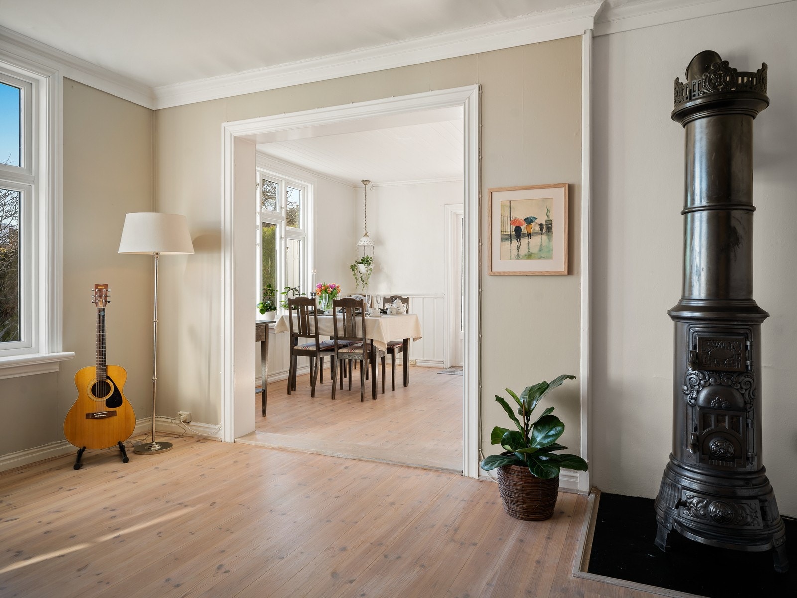 Direkte tilgang mellom stue og spisestue skaper en god romflyt og gir mulighet for fleksibel møblering. Galleribilde