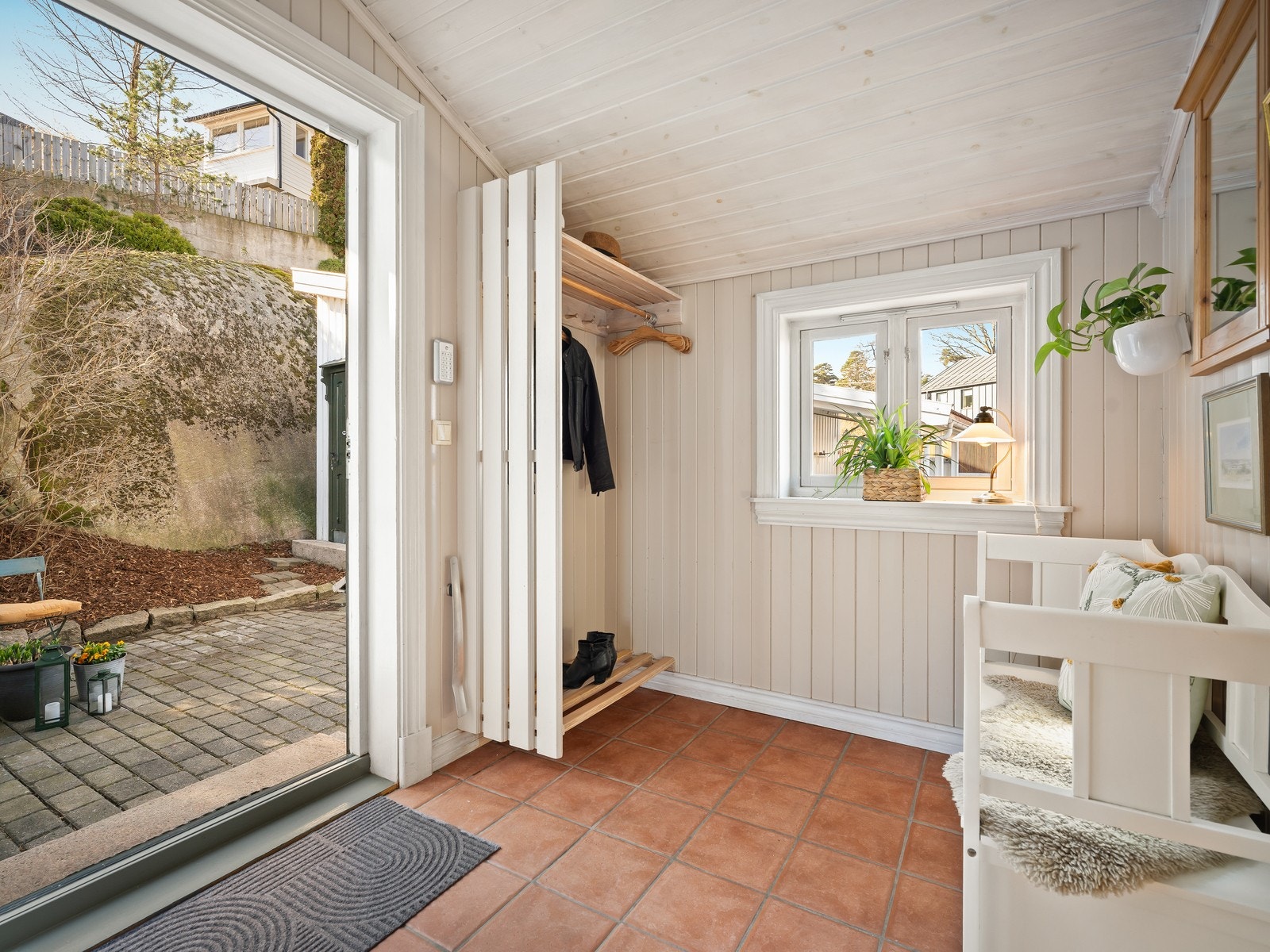 Velkommen inn i en romslig entré i tilbygget del av huset. Galleribilde