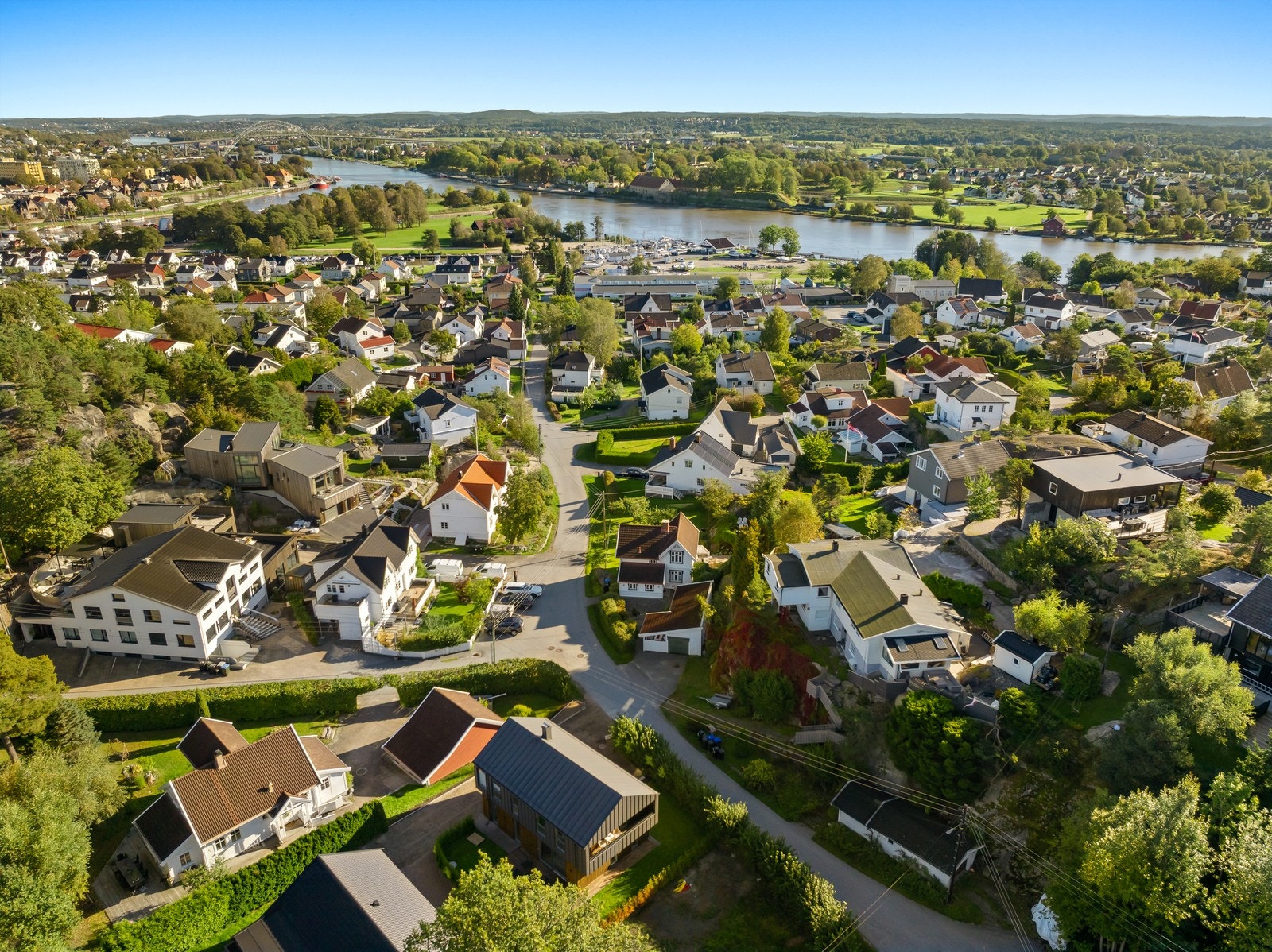 Det er ca. 23 minutters gangavstand til togstasjon. Nærmeste busstopp er 3 min gangavstand unna. Galleribilde