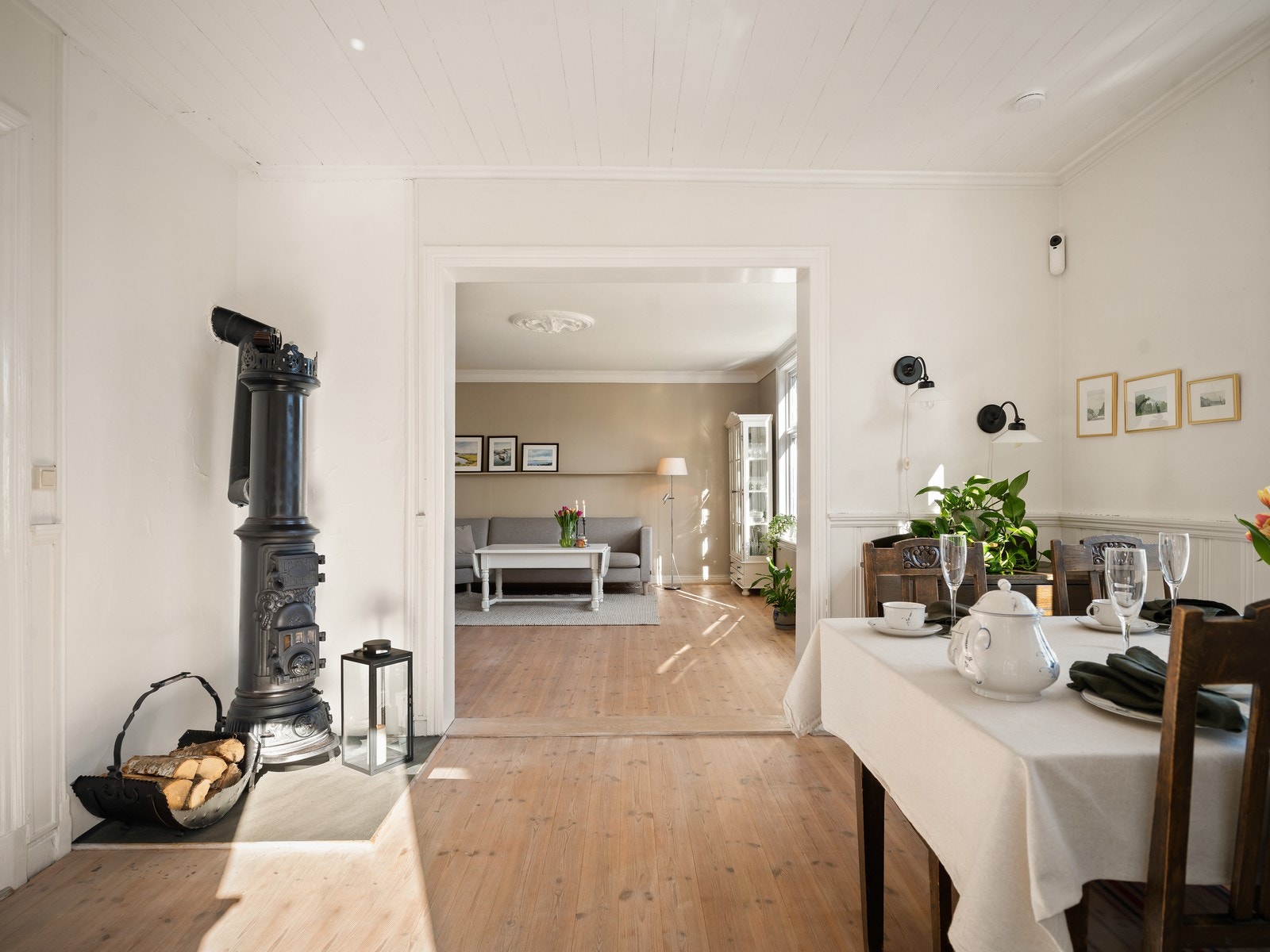 En dekorativ original vedovn i spisestuen tilfører både varme og karakter til rommet. Galleribilde