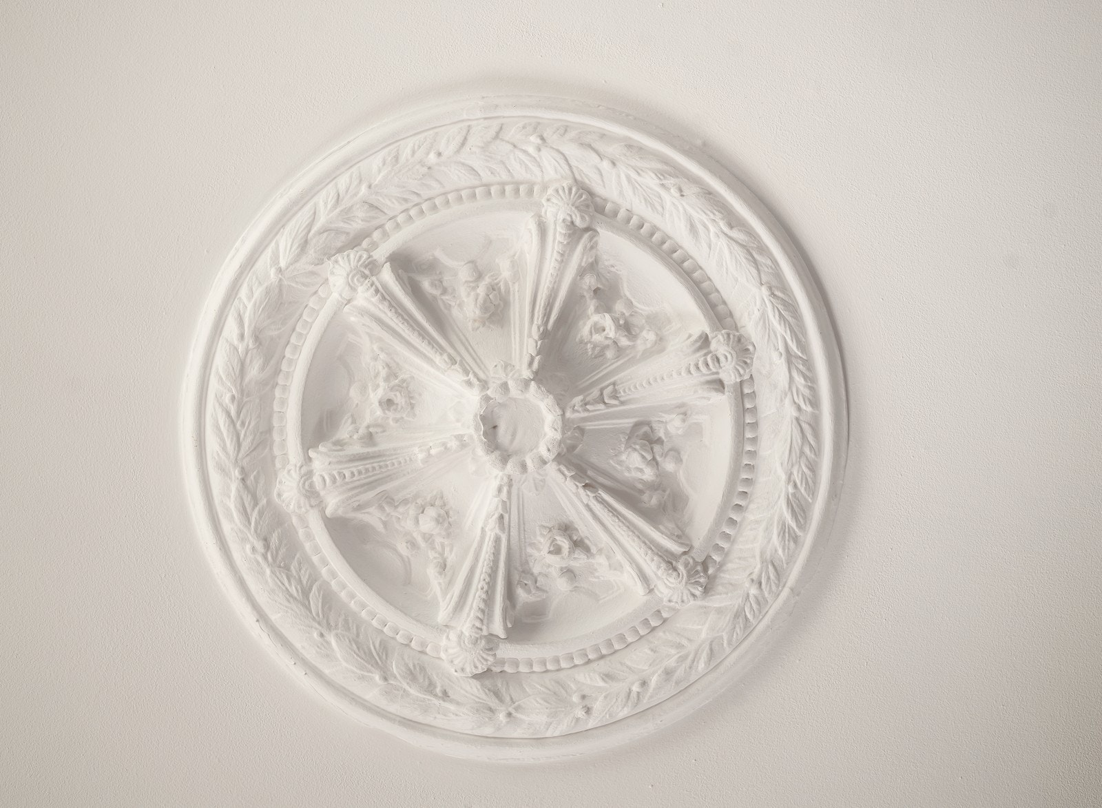 Det er en fin rosett i taket i stuen. Galleribilde