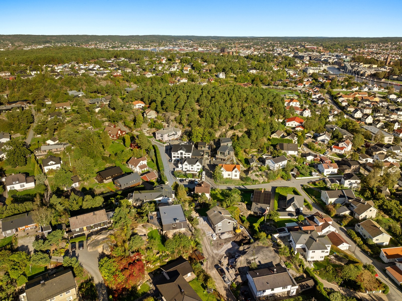 Boligen ligger i et svært attraktivt og barnevennlig område nær skole, barnehage og lekeplass. Galleribilde