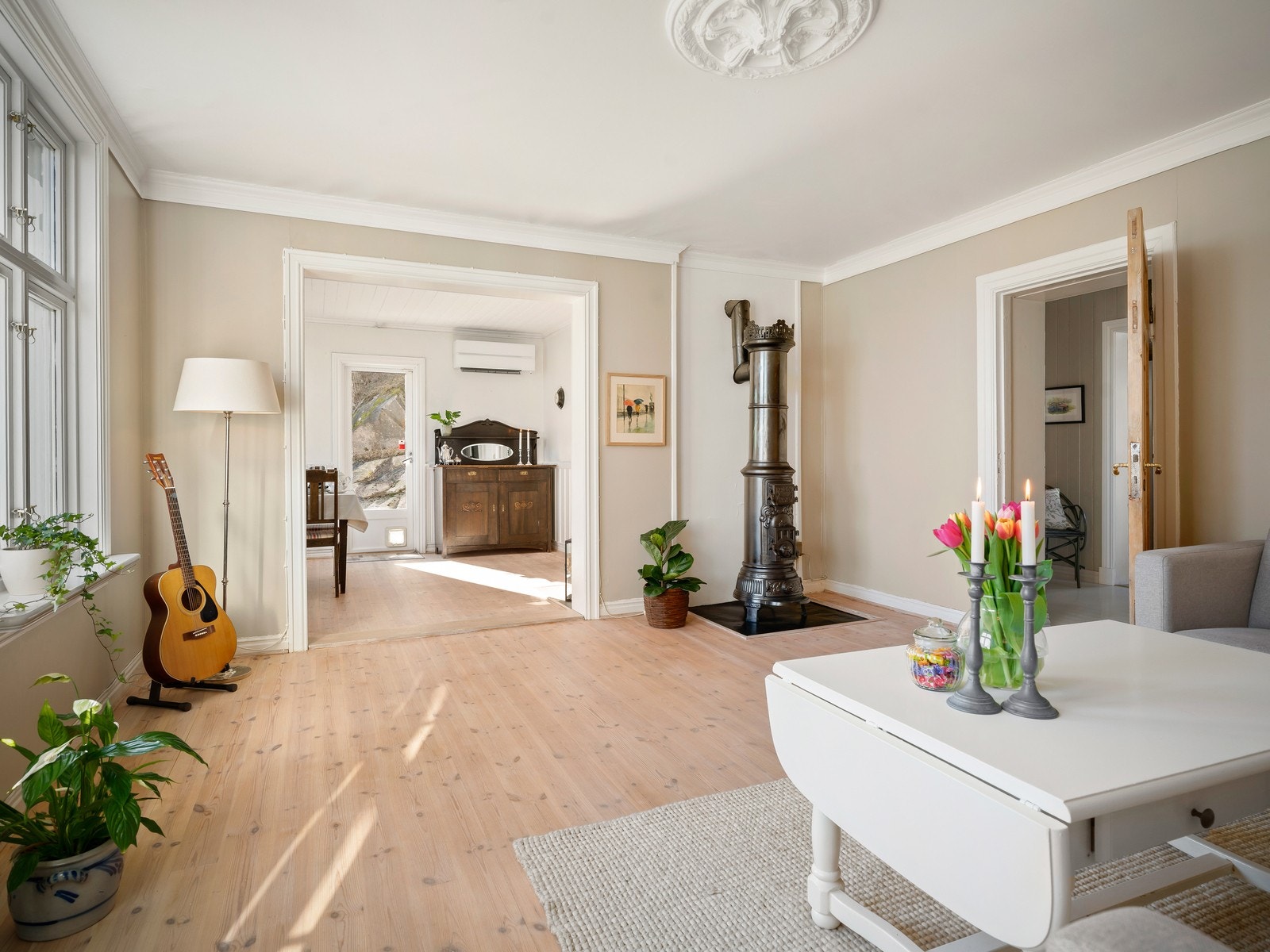 Ovnen i stuen er en god varmekilde til kalde dager. Den originale ovnen er et smykke i rommet. Galleribilde