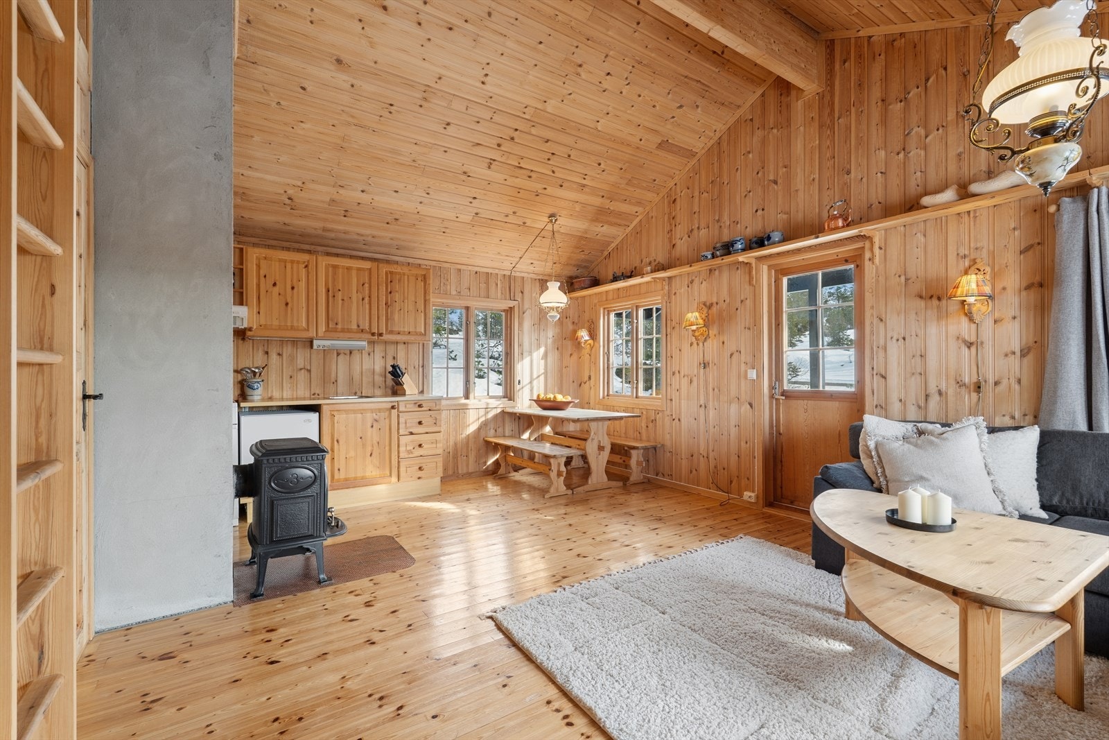 Lys og koselig stue med åpen kjøkkenløsning. Galleribilde