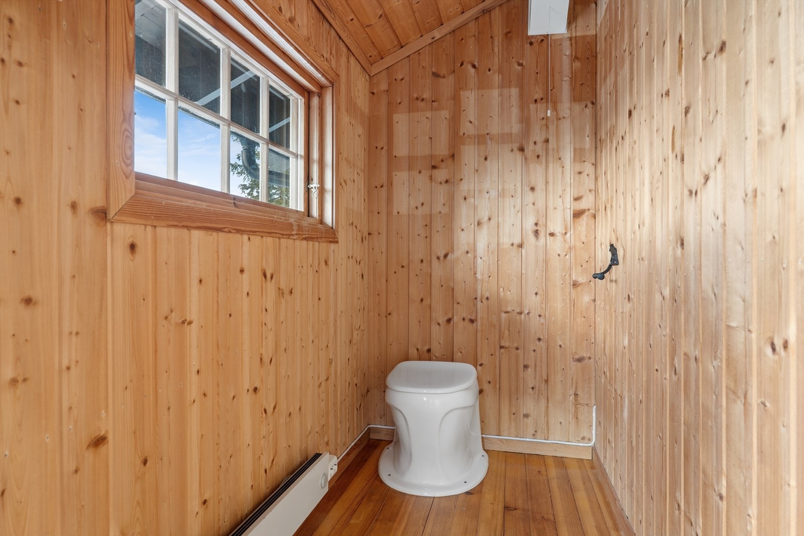 Toalettrom med snurredo, adkomst ved inngangspartiet. Galleribilde