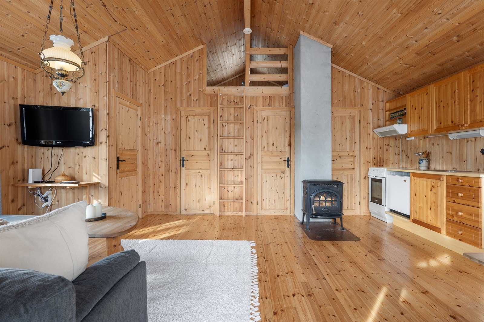 Hytta har to soverom og hems. stelle/vaskerom i midten. Galleribilde