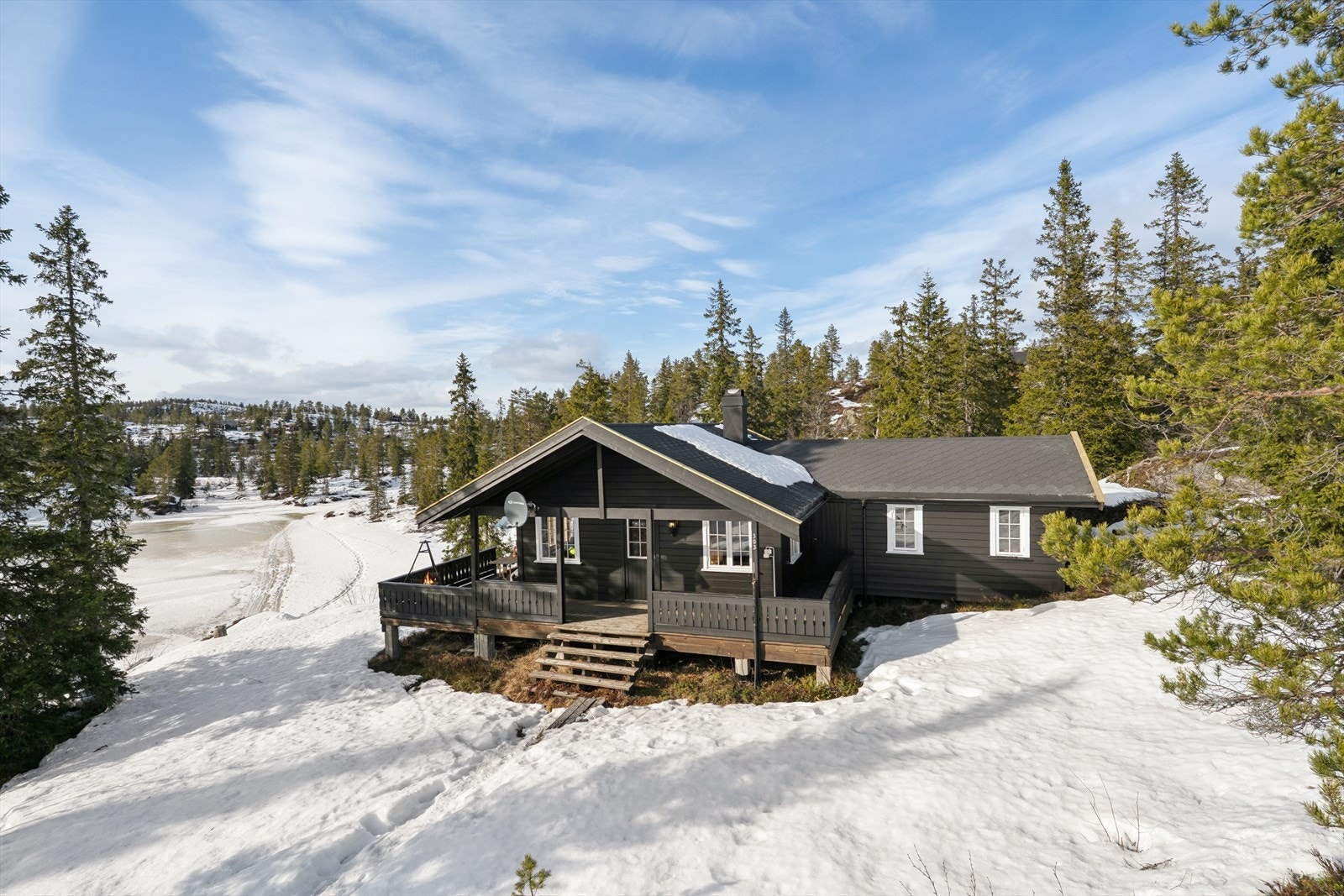 Preparerte skiløyper rett på nedsiden av hytta. Galleribilde