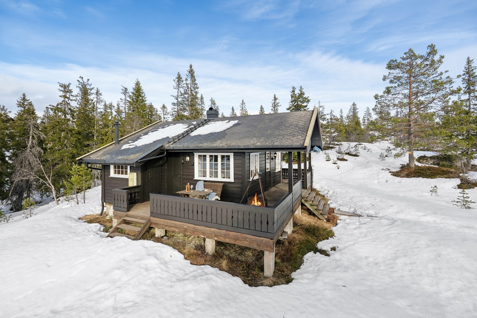 Tomten rundt hytta er i hovedsak naturtomt. Galleribilde