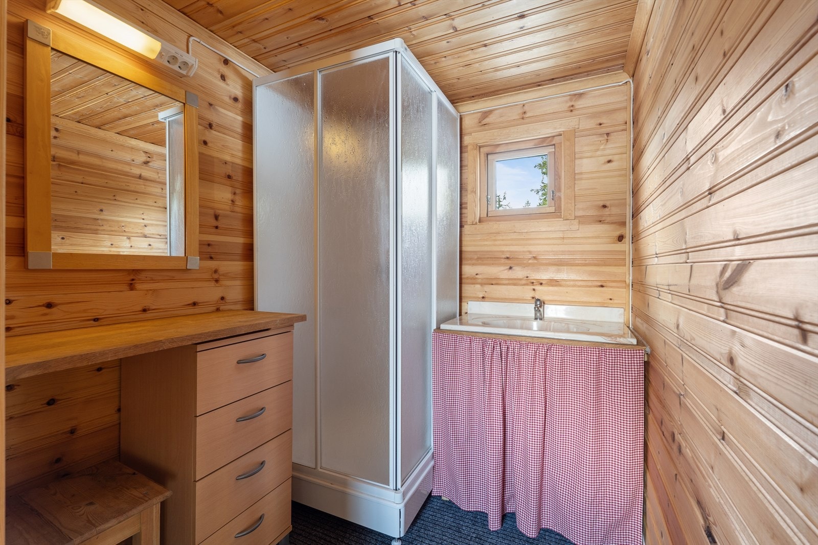 Rom i tilbygget med dusjkabinett og servant. Galleribilde