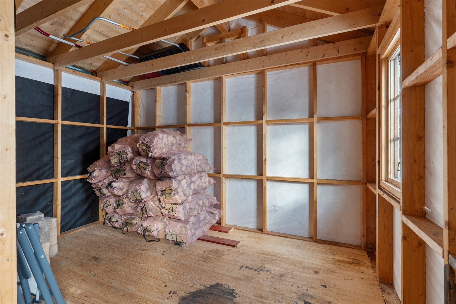 Tilbygget til hytta brukes i dag som bod. Galleribilde