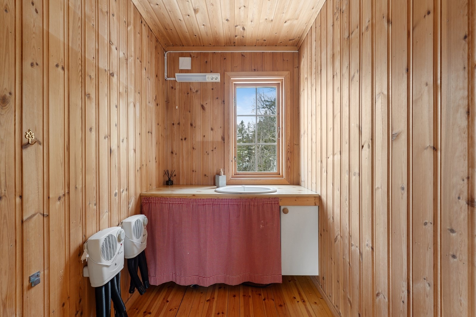 Vaskerom inne i hytta. Galleribilde