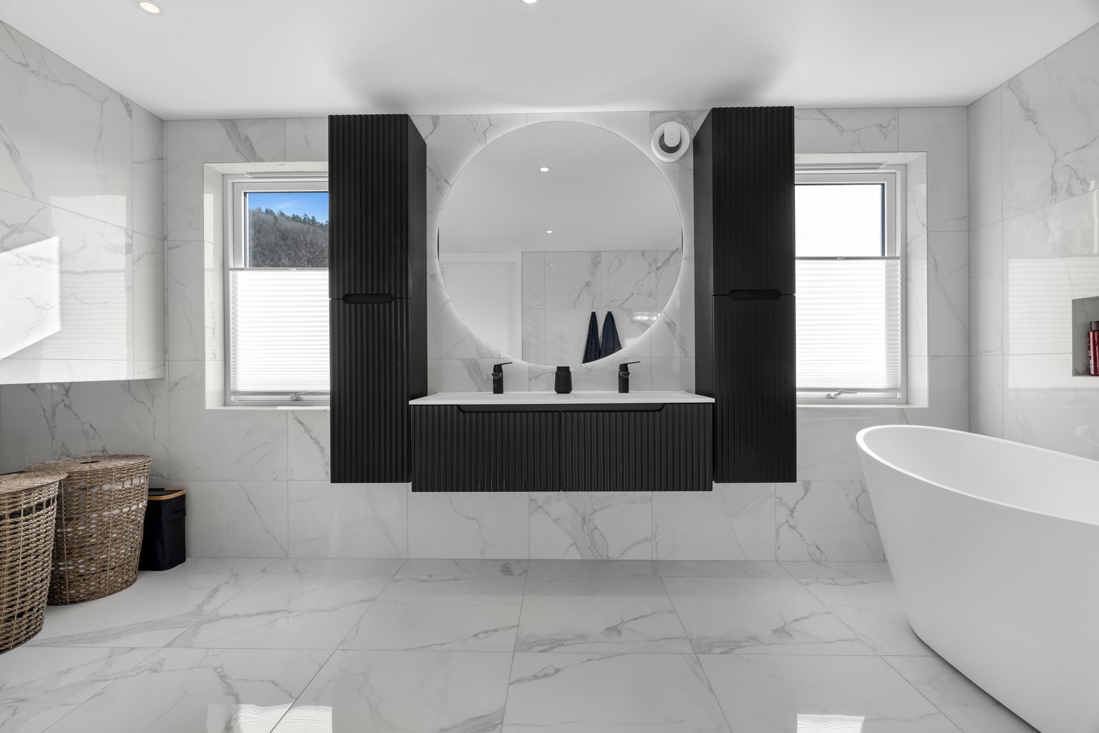 Delikate, tidstiktige fliser på gulv og vegger samt lekker servant. Galleribilde