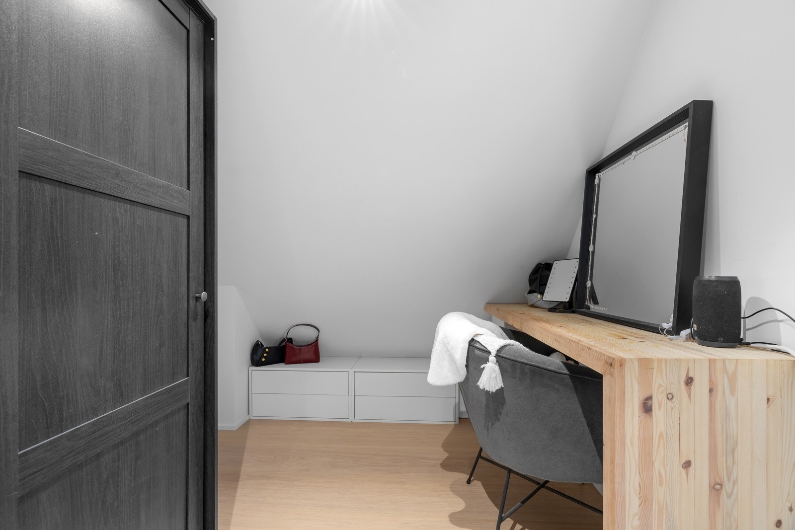 Garderoberom/kontor. Galleribilde