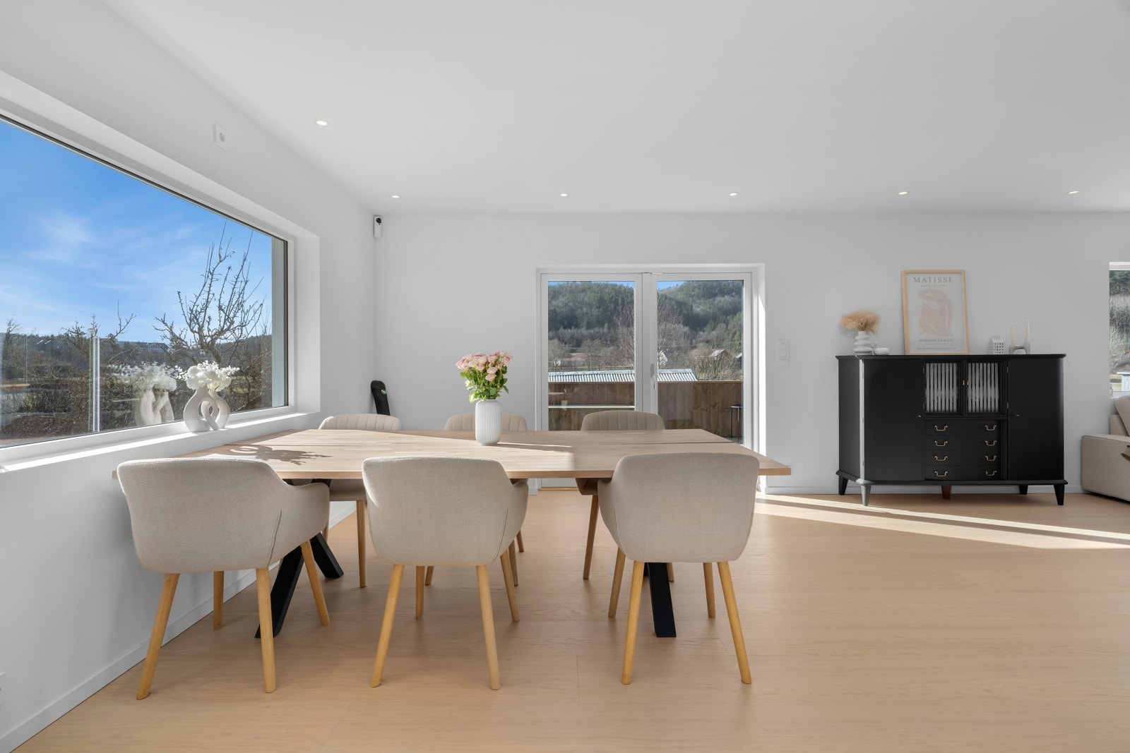 Kort vei fra kjøkkenet til spiseplass. Galleribilde