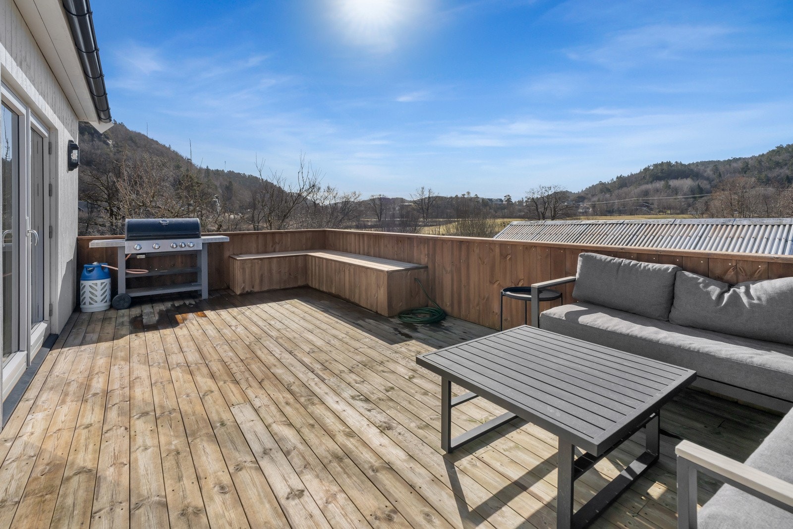 Fra stuen er det utgang til sydvendt og solrik terrrasse. Galleribilde