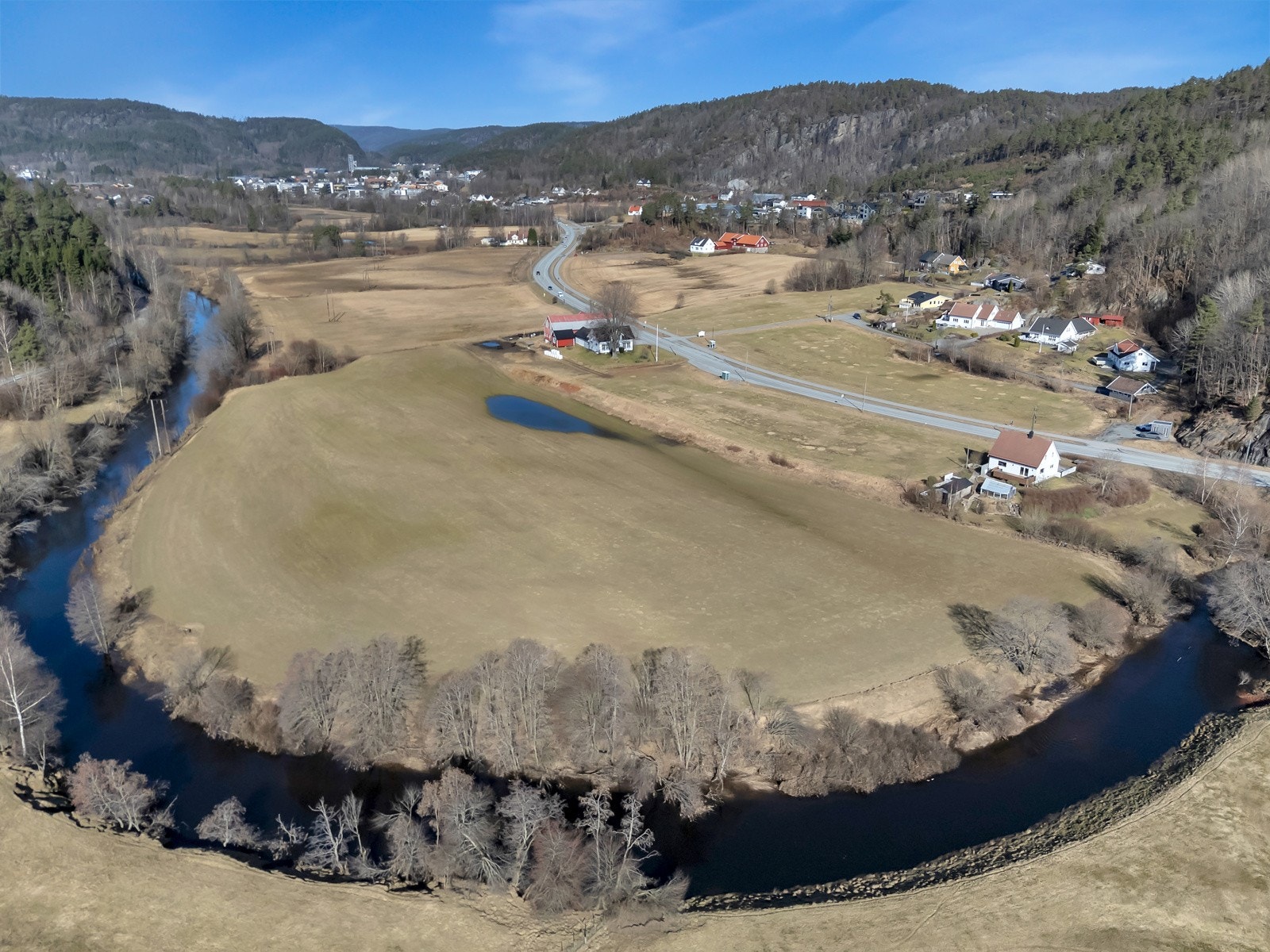 Boligen ligger for seg selv i landlige omgivelser med kort vei til Nodeland sentrum. Galleribilde