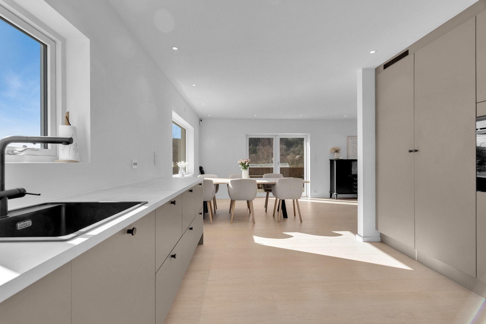 Stilrent, lekkert og ny kjøkkeninnredning fra HTH. Galleribilde