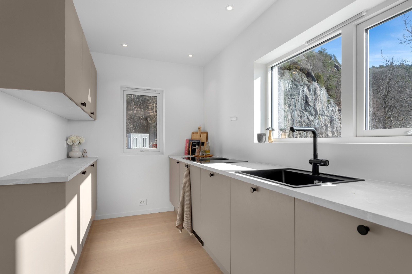 Downlights i himling gir godt arbeidslys over benk. Galleribilde