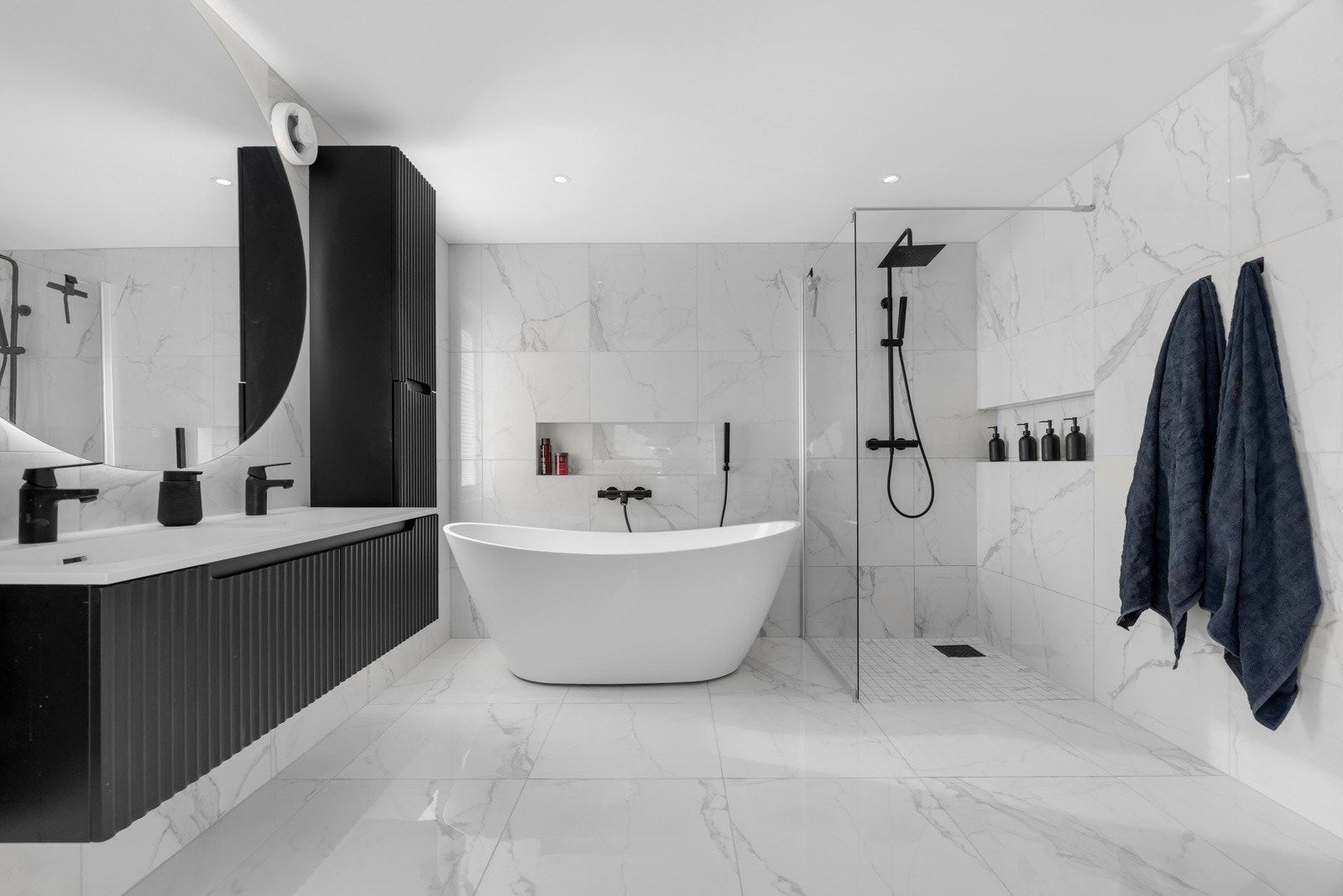 Sjeldent vakkert og stort bad med badekar og dusjhjørne. Galleribilde