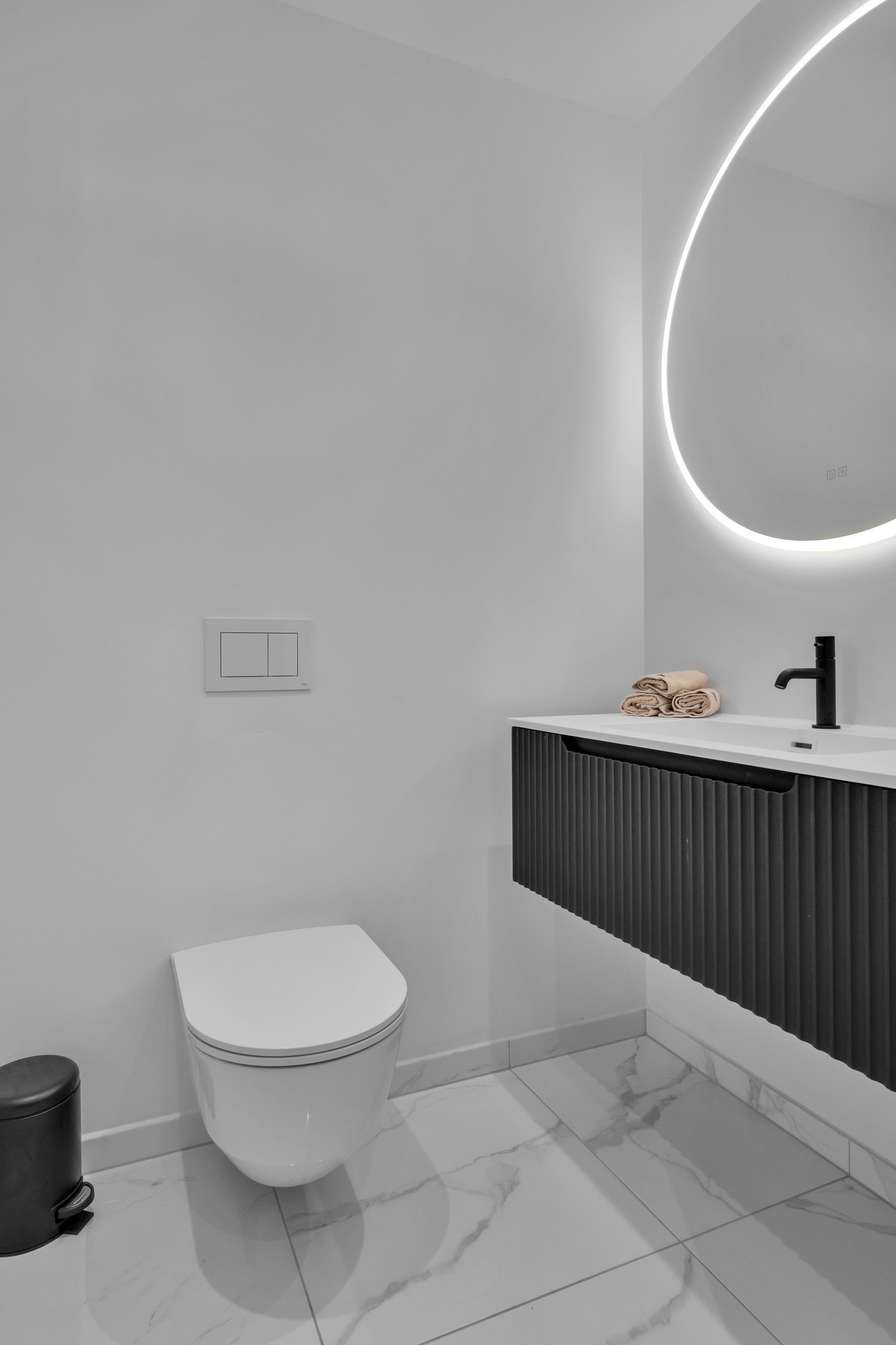 Nyoppusset toaletrom med varmekabler og downlights. Galleribilde