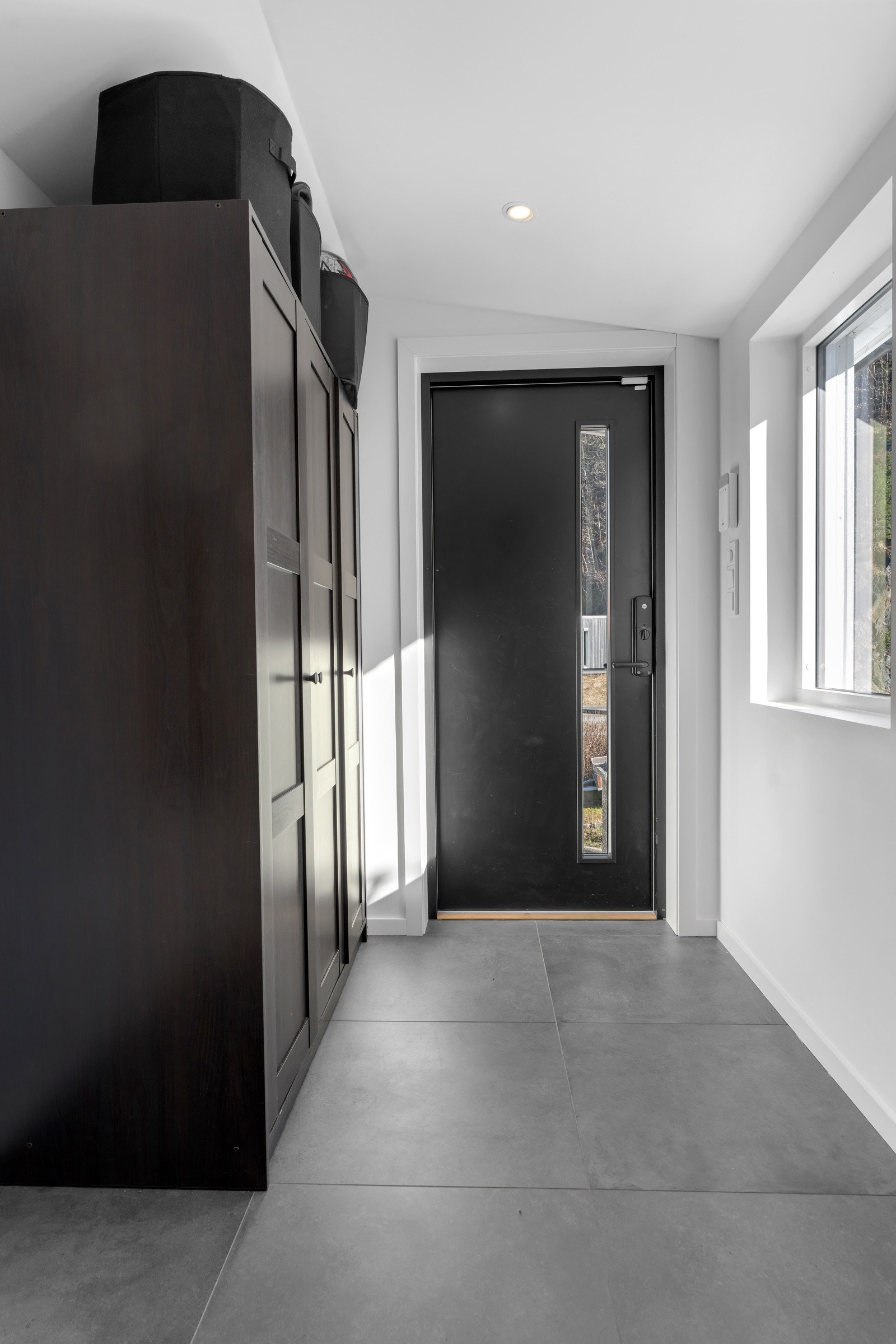 Nyoppusset gang med varmekabler og downlights. Galleribilde