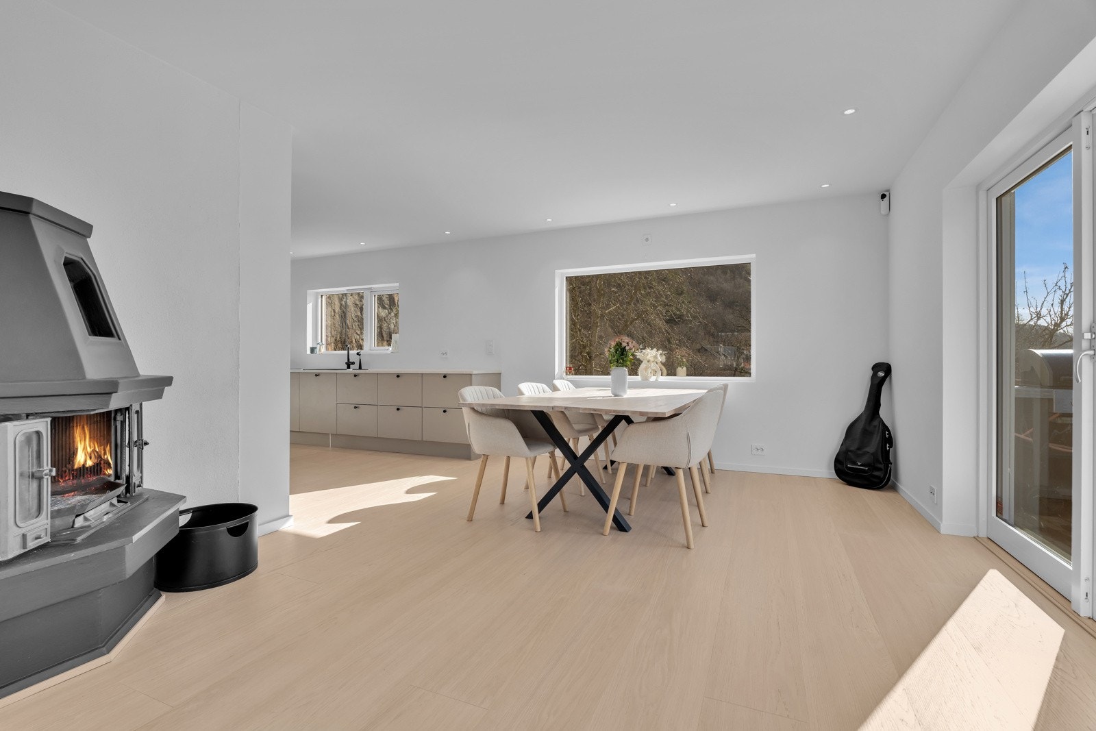 Spiseplass i stue i forbindelse med kjøkken. Galleribilde