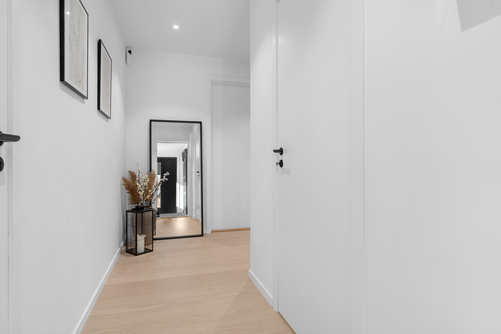 Gang med downlights. Galleribilde