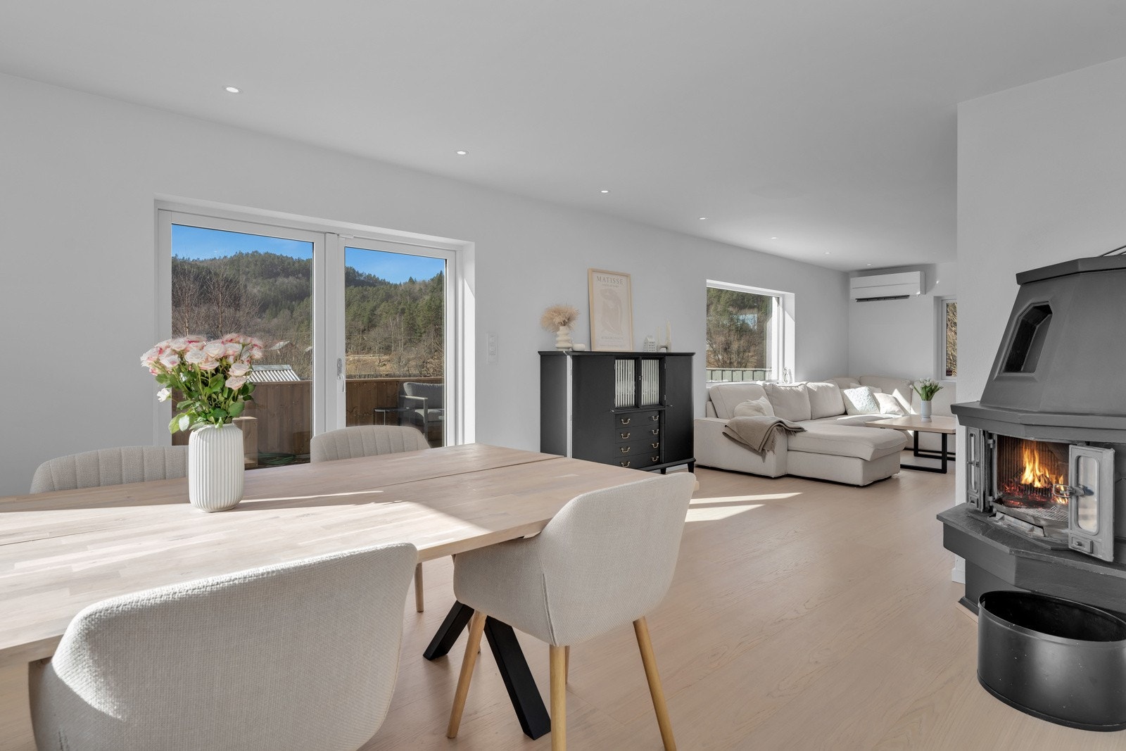 Nyrenovert, romslig og lys stue med peisovn. Galleribilde