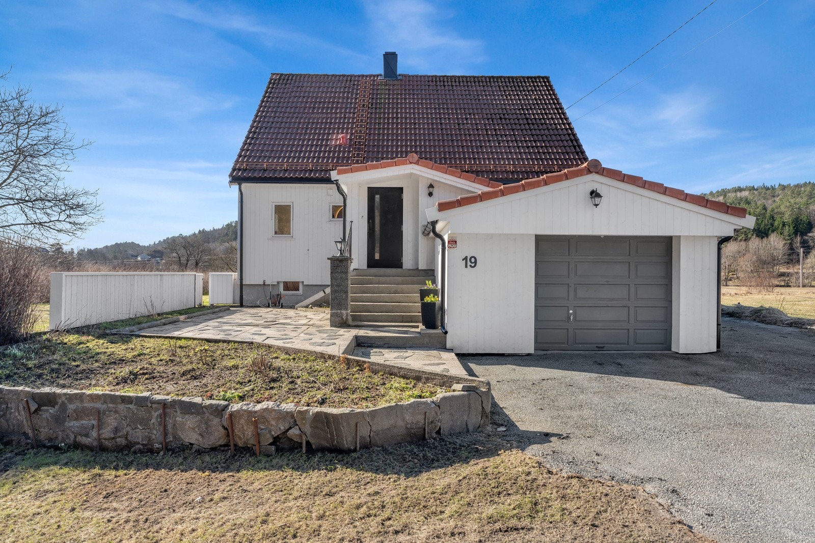 Inngansparti, garasje og gårdsplass med biloppstillingsplasser. Galleribilde