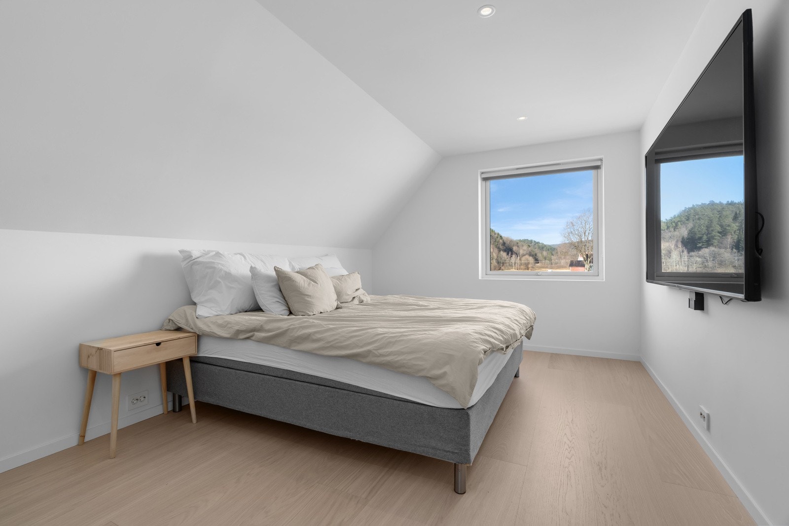 Hovedsoverom med direkte adkomst til garderoberom/kontor. Galleribilde